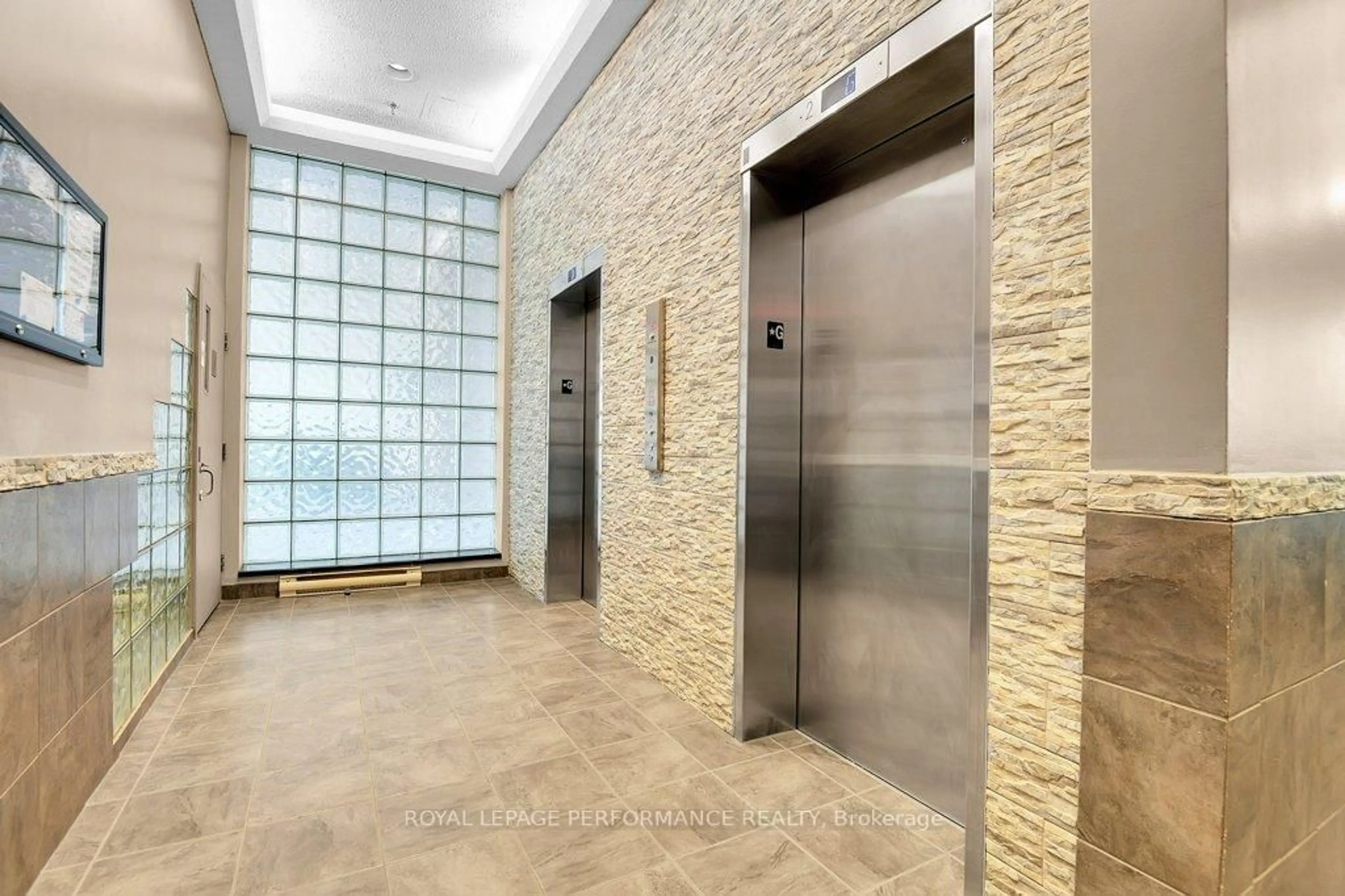 Indoor foyer for 99 Holland Ave #704, Ottawa Ontario K1Y 0Y1