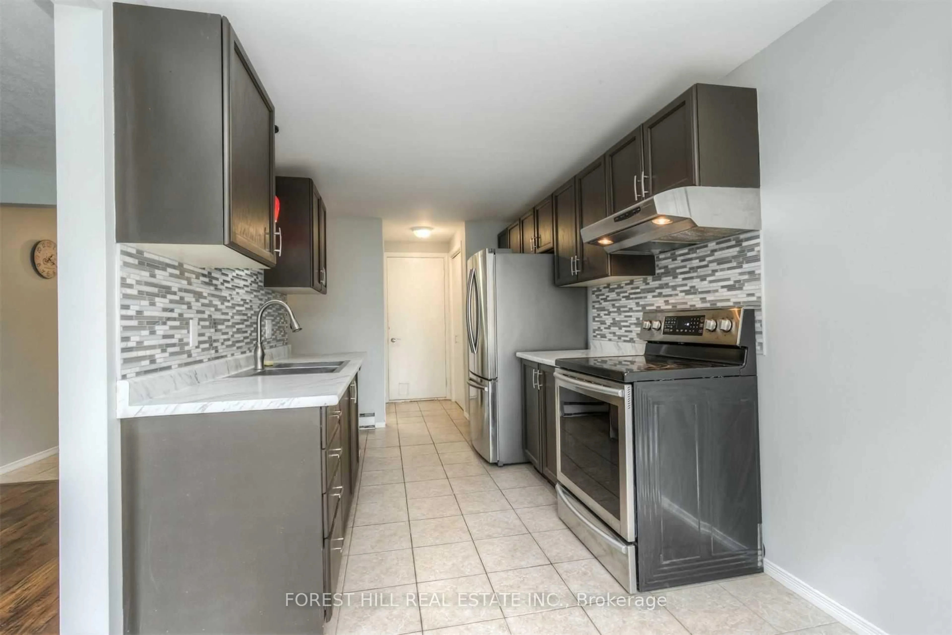 Standard kitchen, ceramic/tile floor for 58 Highland Cres, Kitchener Ontario N2M 5C1