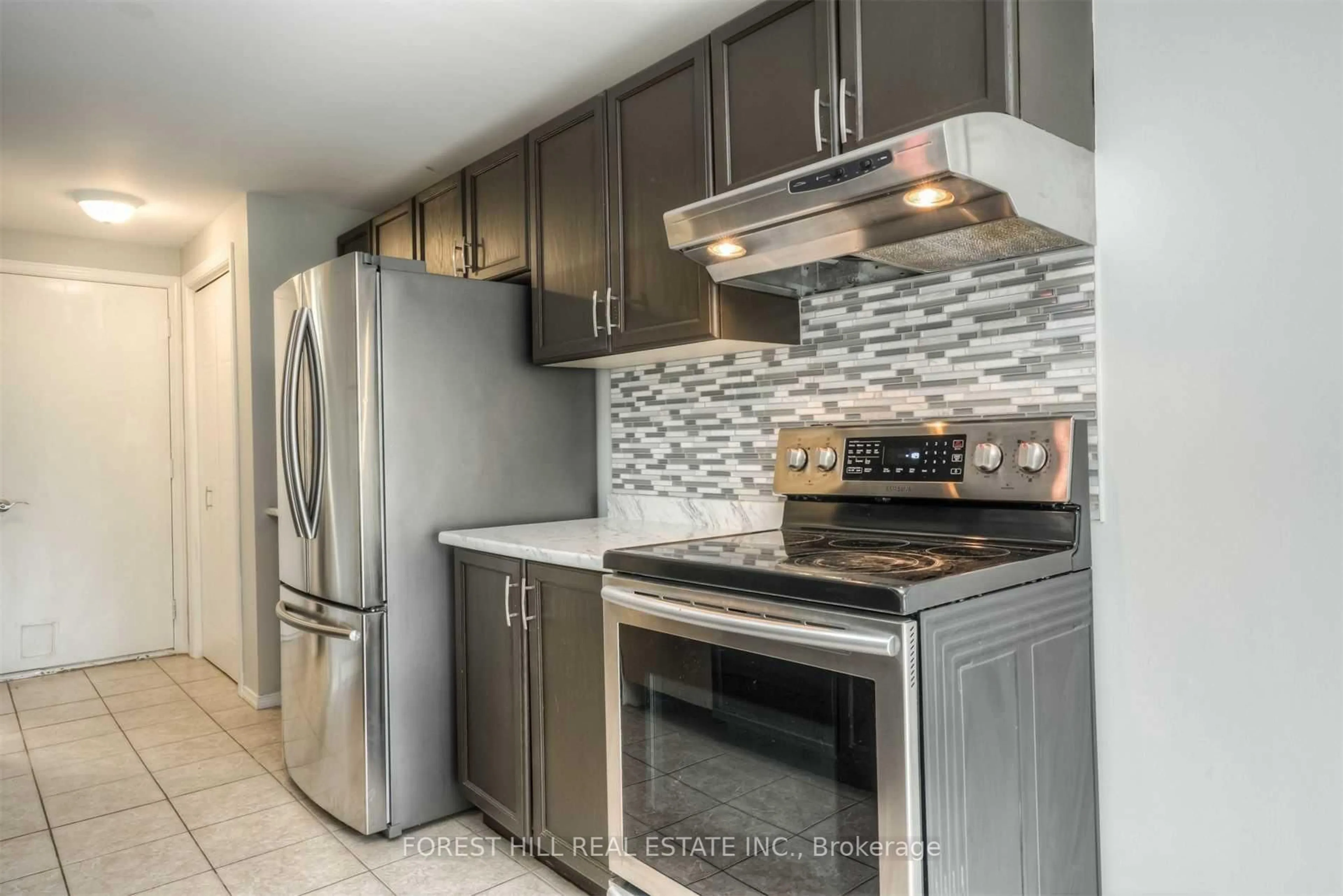 Standard kitchen, ceramic/tile floor for 58 Highland Cres, Kitchener Ontario N2M 5C1
