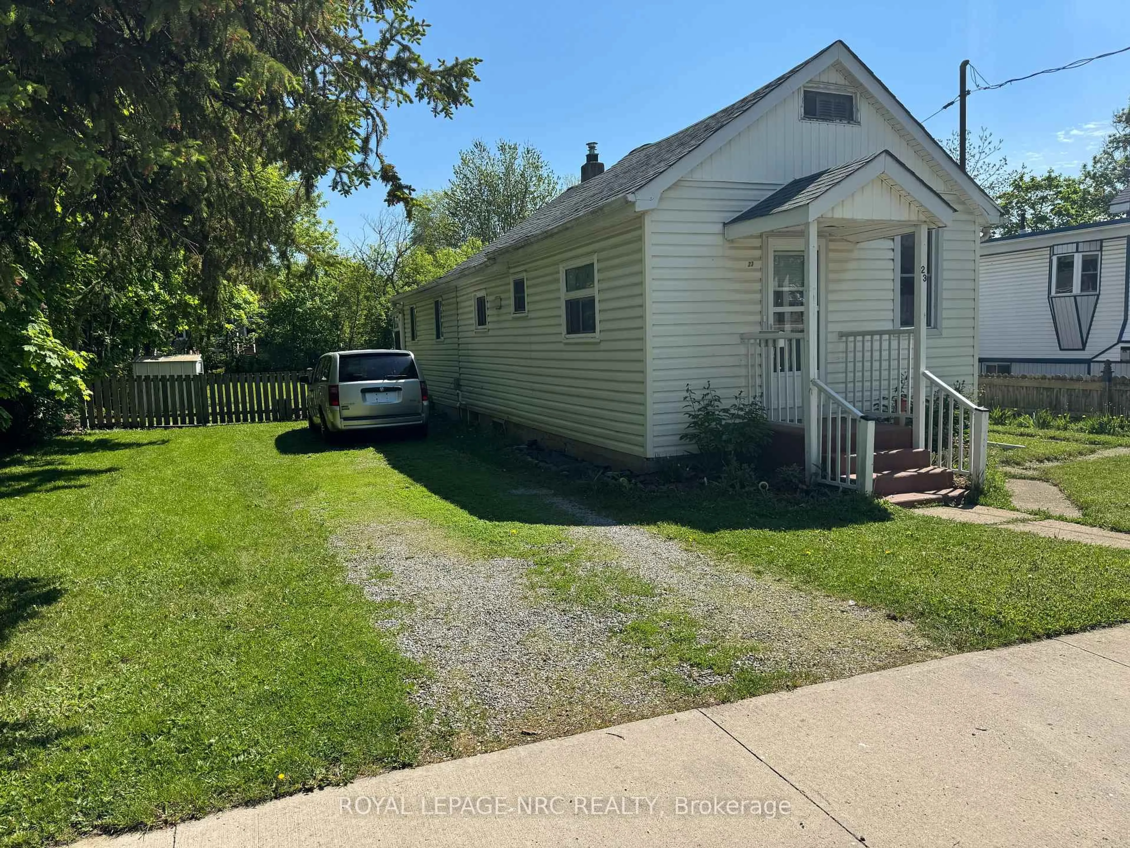 A pic from outside/outdoor area/front of a property/back of a property/a pic from drone, street for 23 Churchill St, St. Catharines Ontario L2S 2P3
