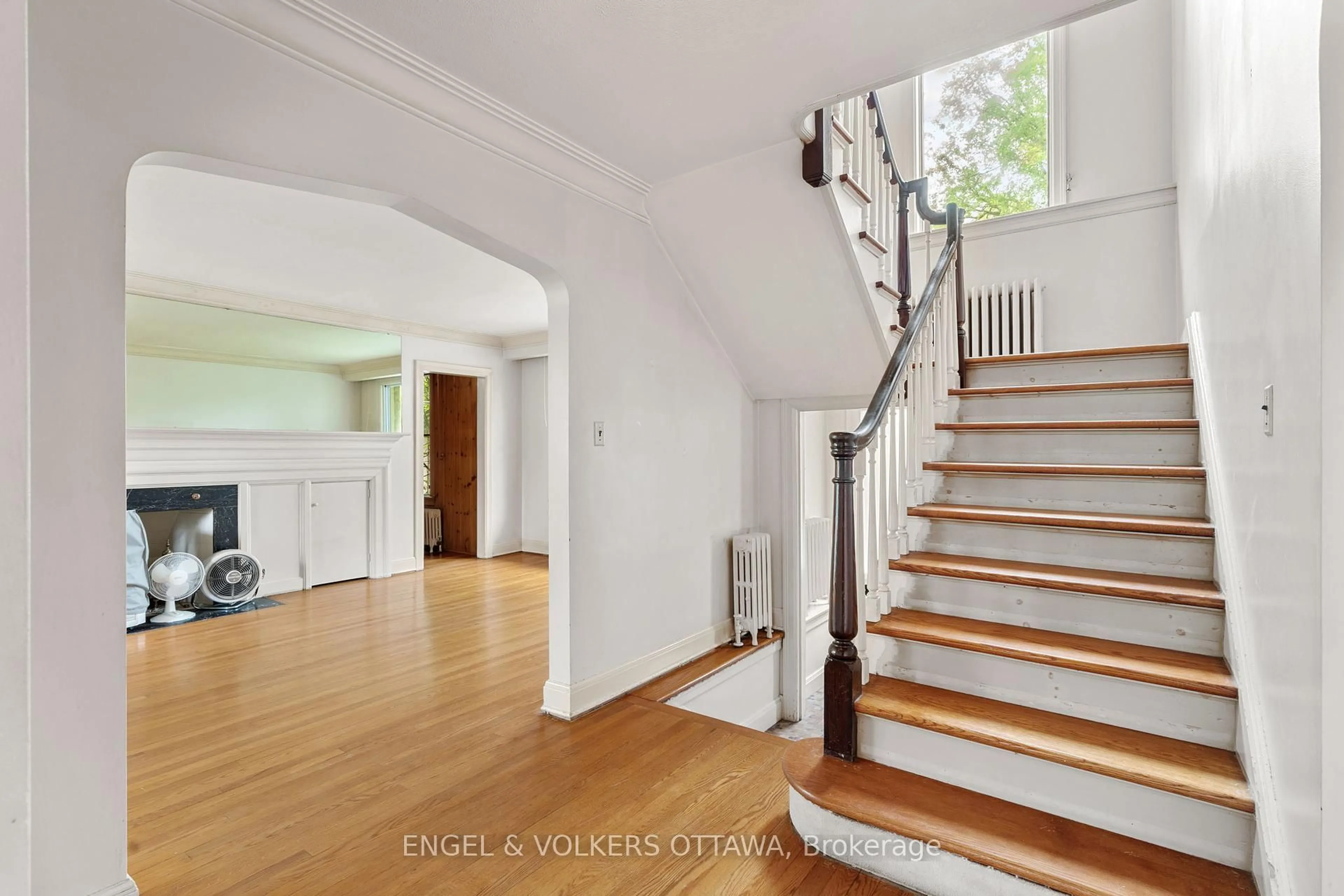 Indoor foyer for 238 Island Park Dr, Ottawa Ontario K1Y 0A4