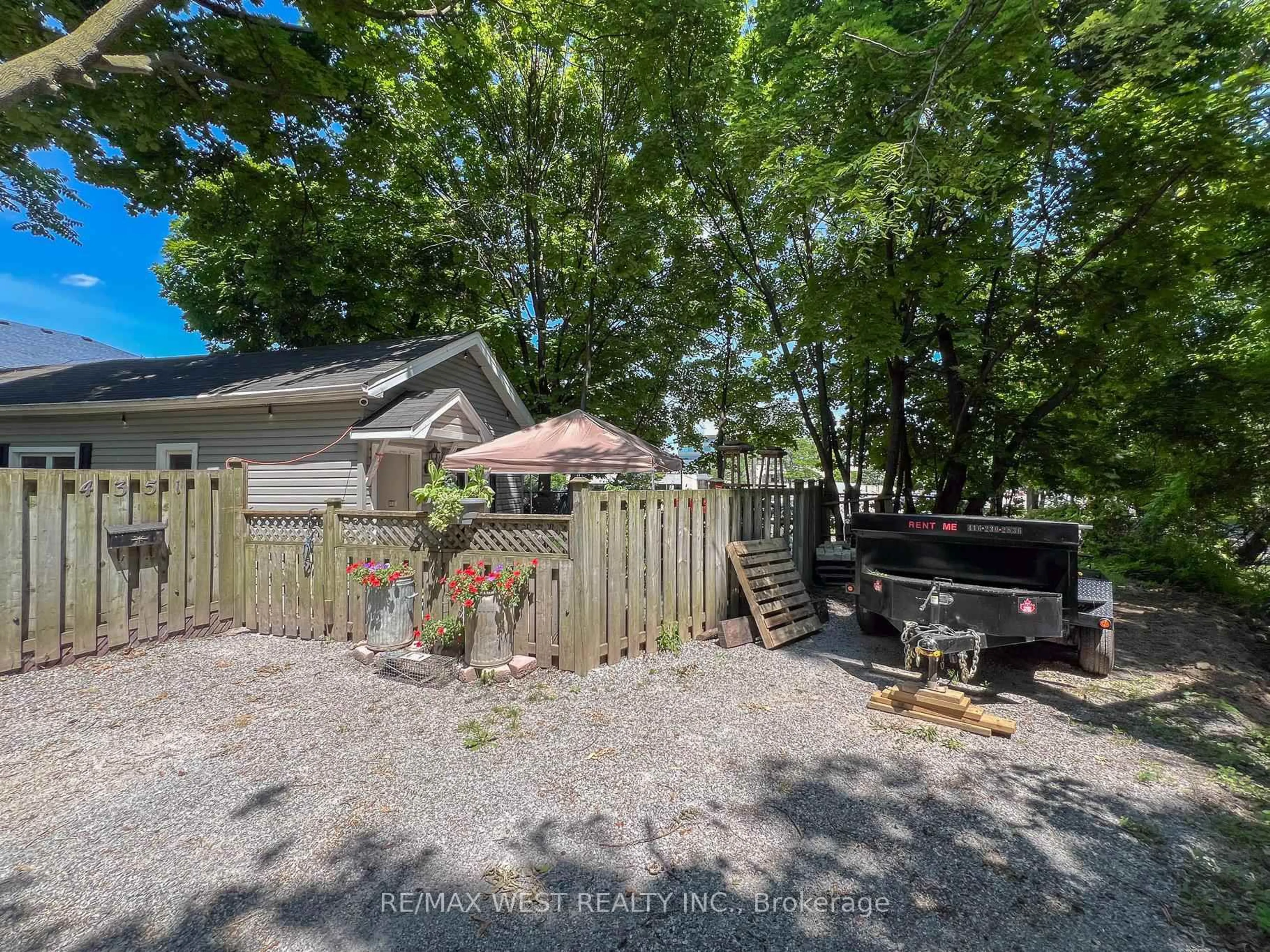 A pic from outside/outdoor area/front of a property/back of a property/a pic from drone, street for 4351 Burch Pl, Niagara Falls Ontario L2E 3R5
