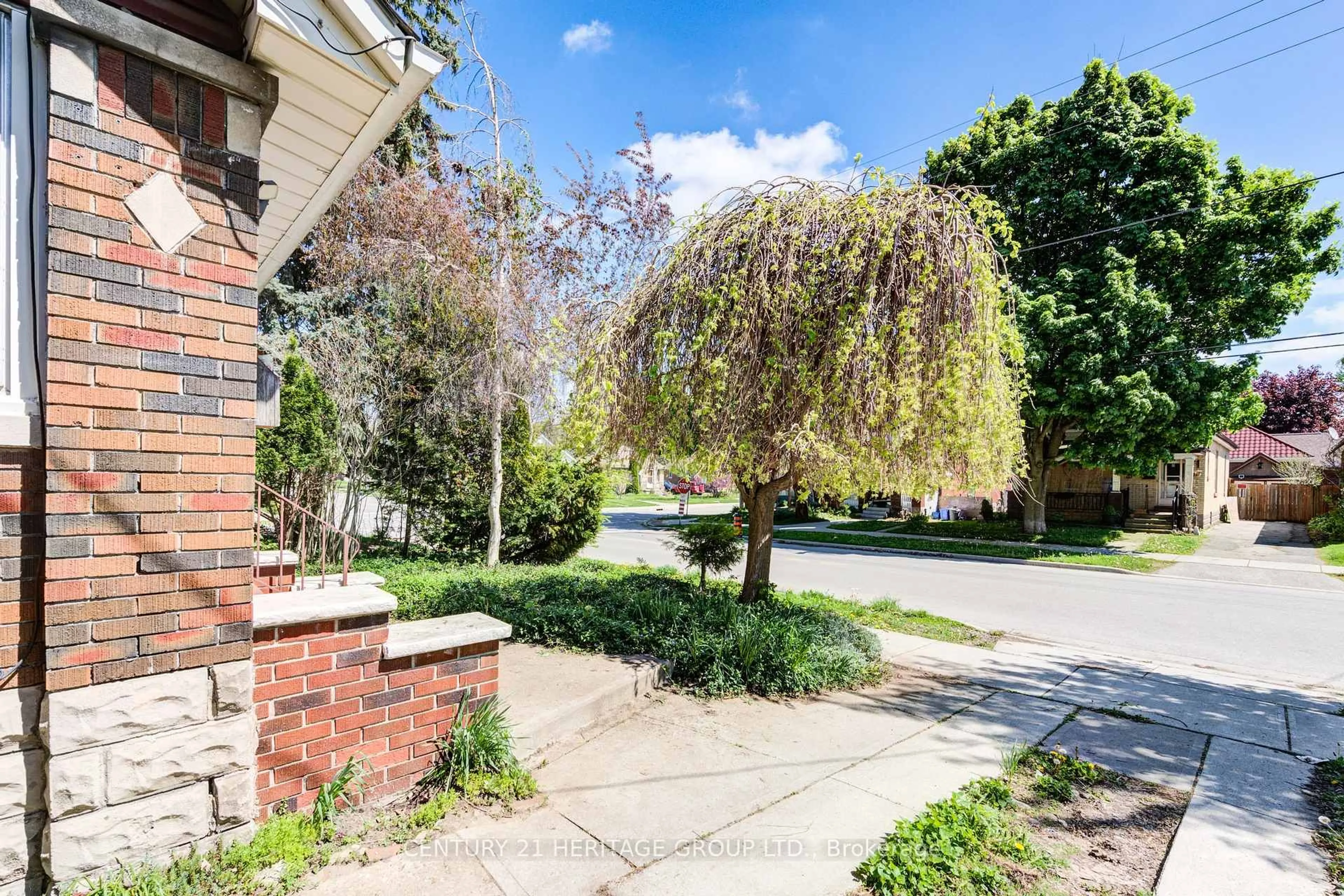A pic from outside/outdoor area/front of a property/back of a property/a pic from drone, street for 361 Ashland Ave, London East Ontario N5W 4E9