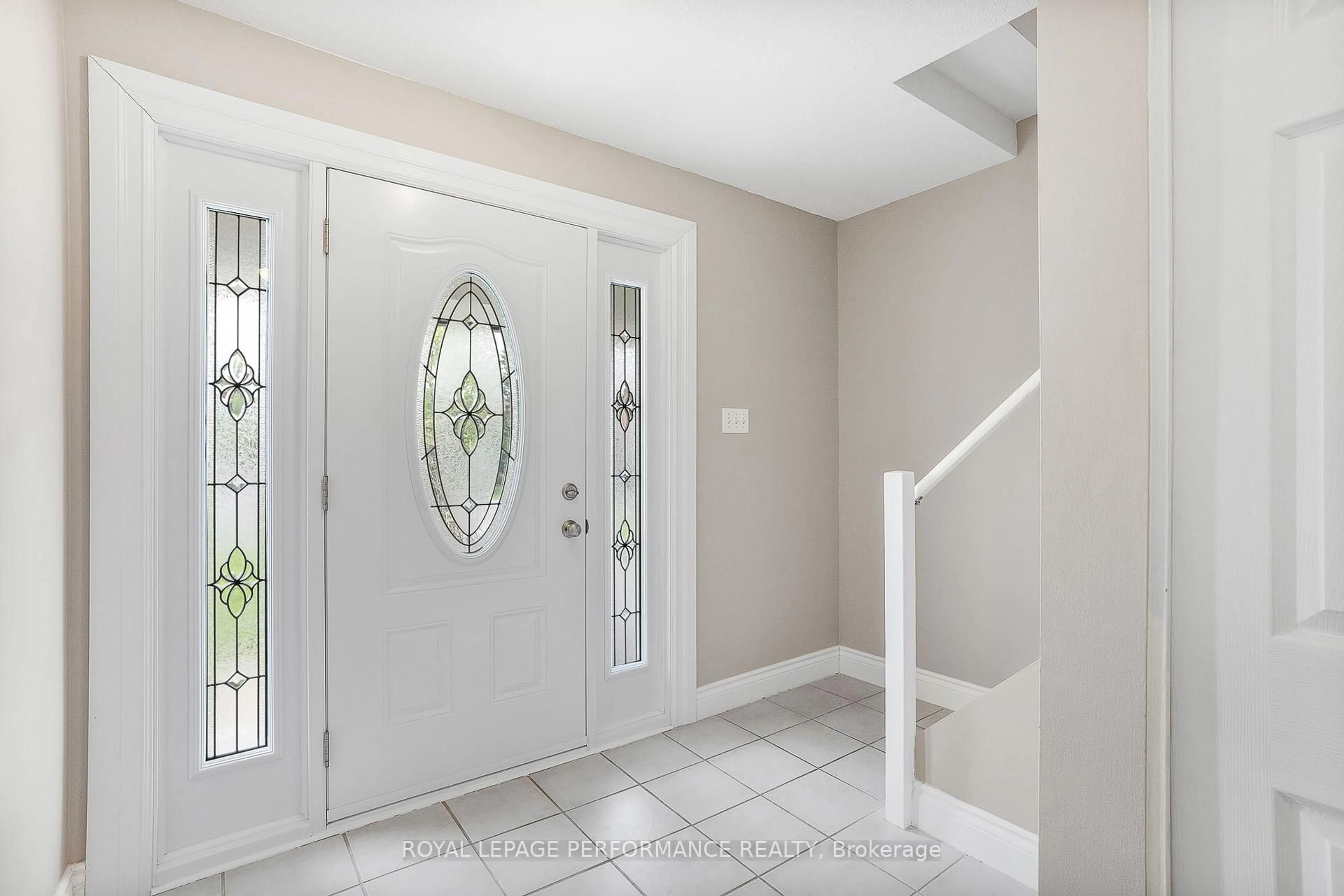Indoor entryway for 1407 Duford Dr, Orleans Ontario K1E 1E4