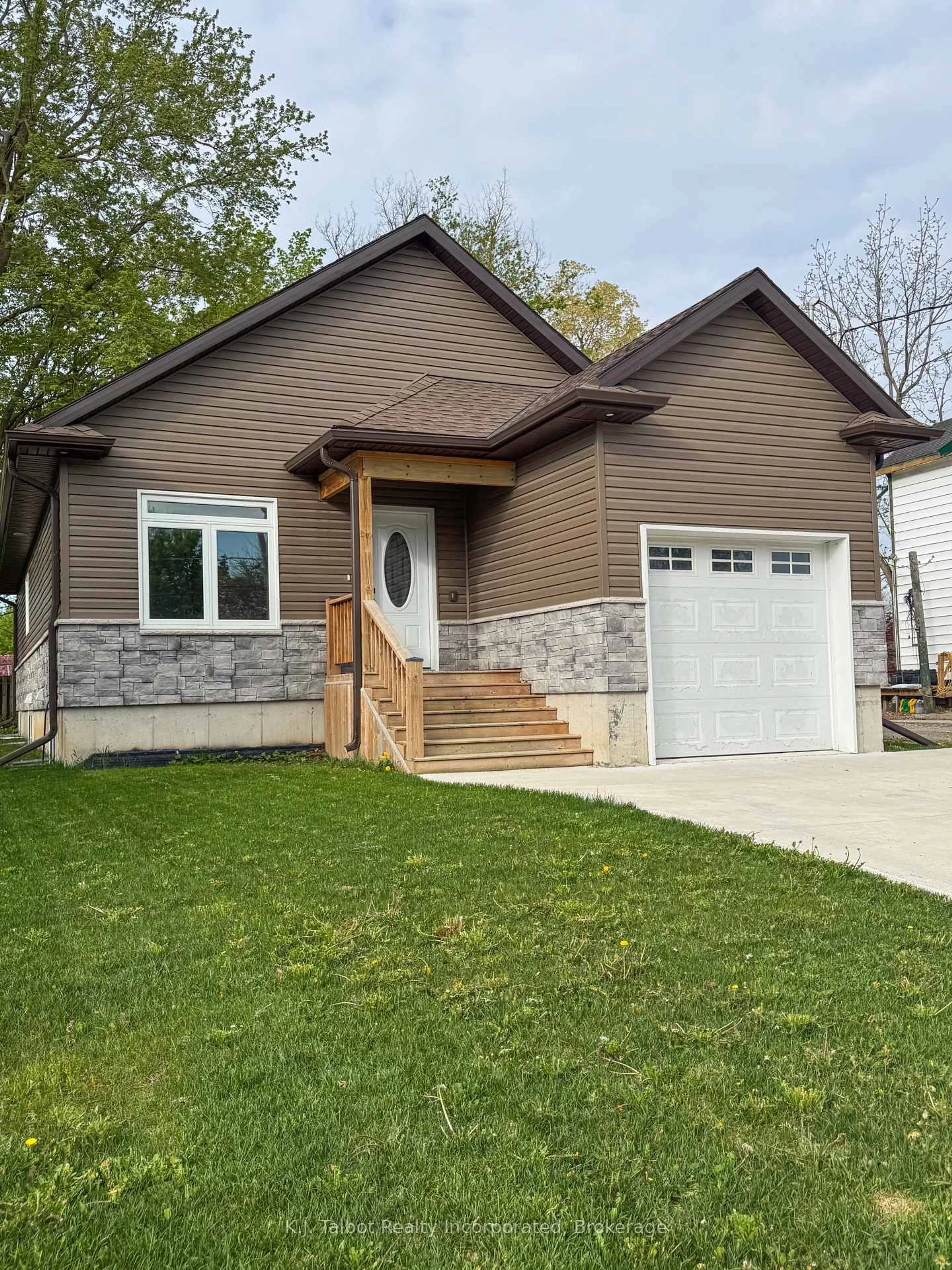 Home with vinyl exterior material, street for 52 Queen St, Huron East Ontario N0G 1H0