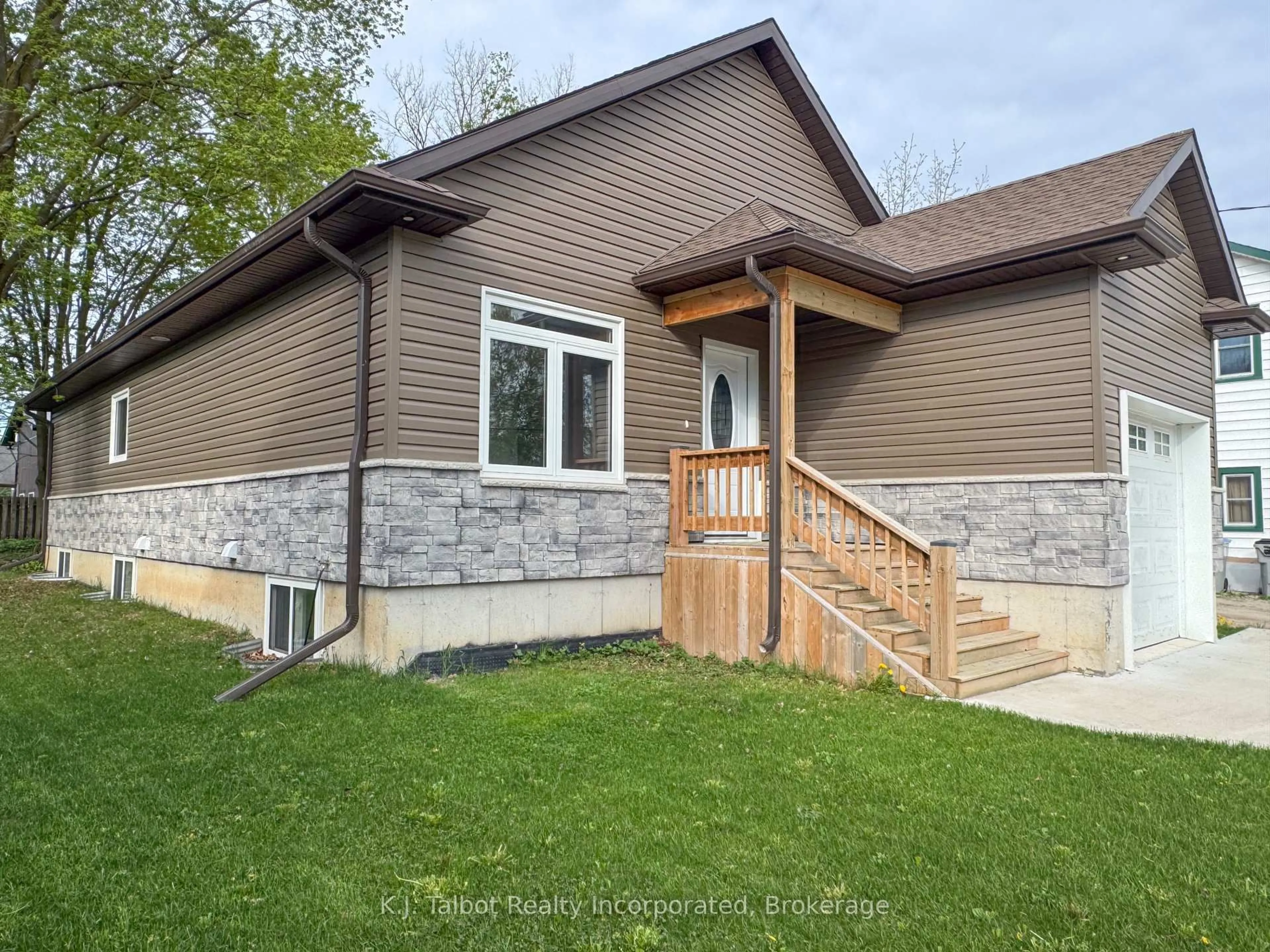 Home with vinyl exterior material, building for 52 Queen St, Huron East Ontario N0G 1H0