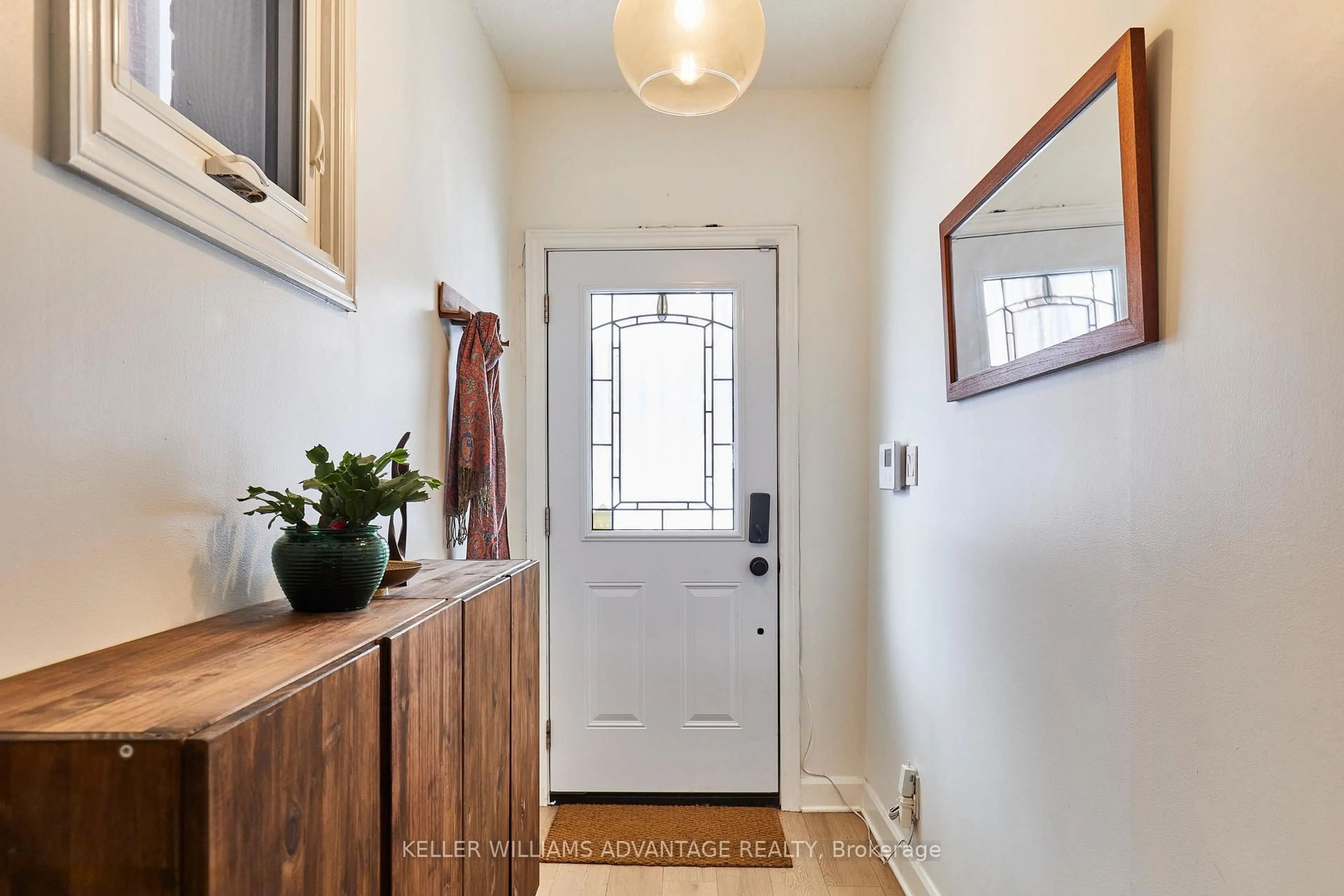 Indoor entryway for 17 Cumberland Ave, Hamilton Ontario L8M 1Y6