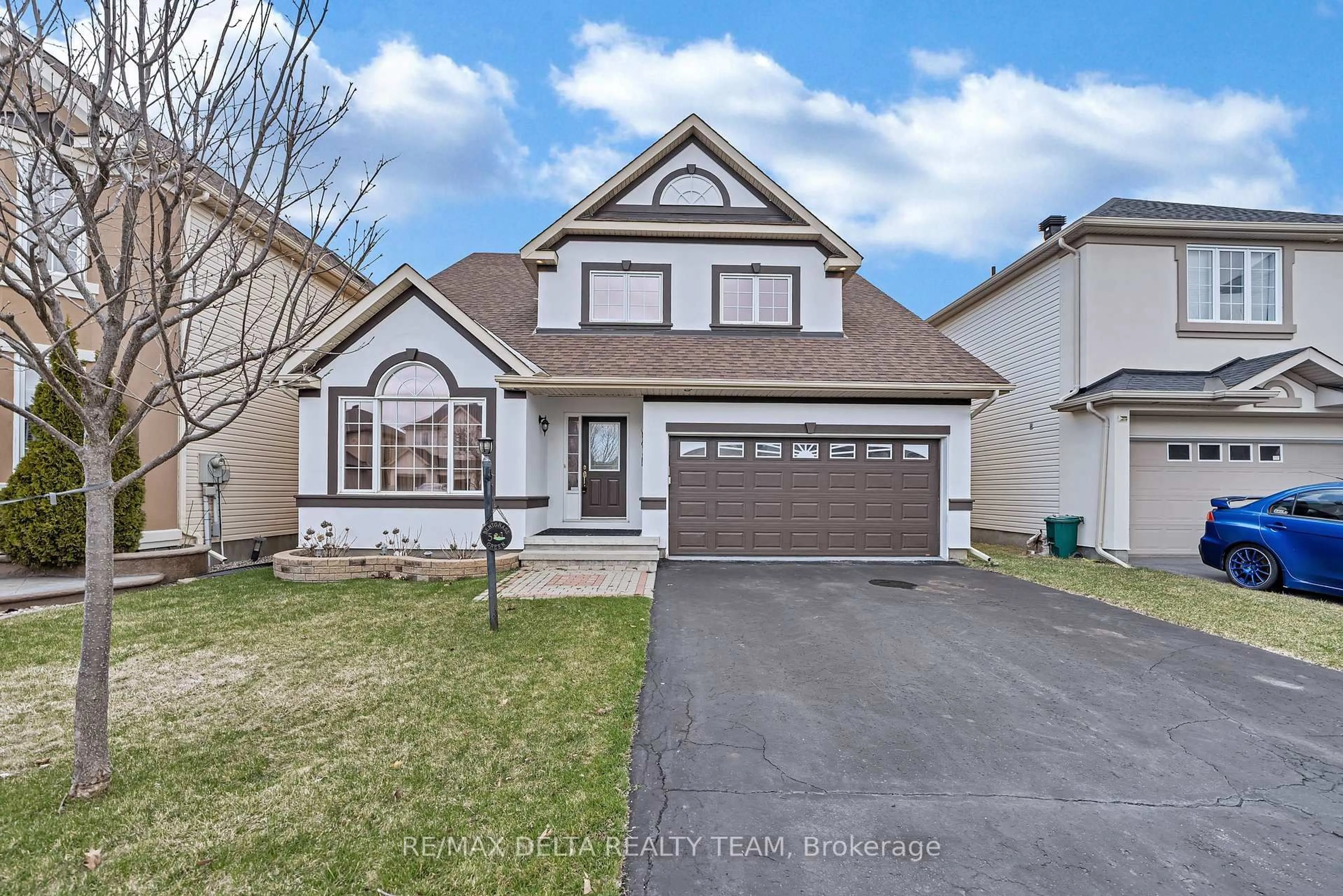 Home with vinyl exterior material, street for 5 Bentgrass Green N/A, Ottawa Ontario K2J 4Y1