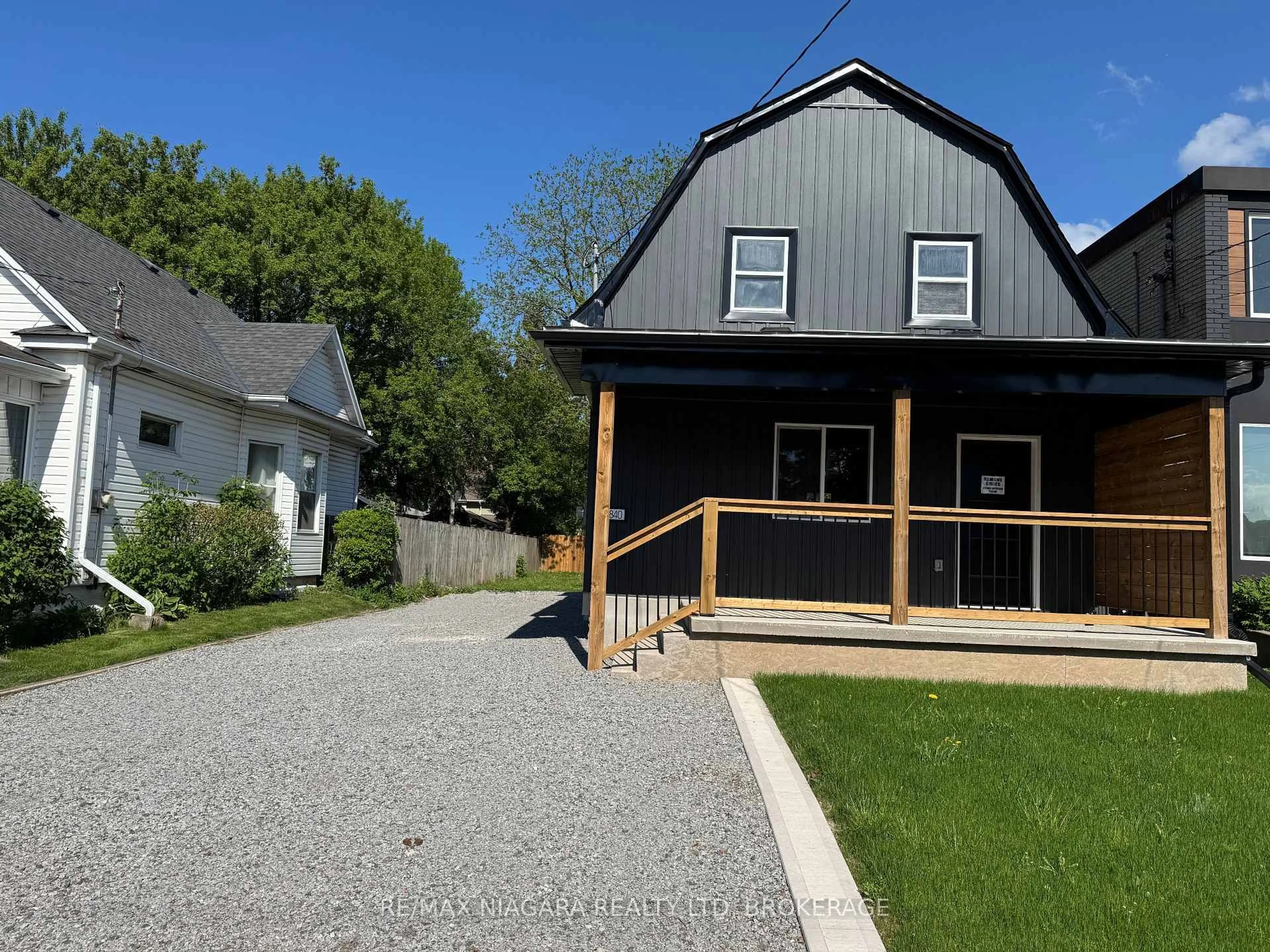 A pic from outside/outdoor area/front of a property/back of a property/a pic from drone, street for 5840 Glenholme Ave, Niagara Falls Ontario L2G 4Y5