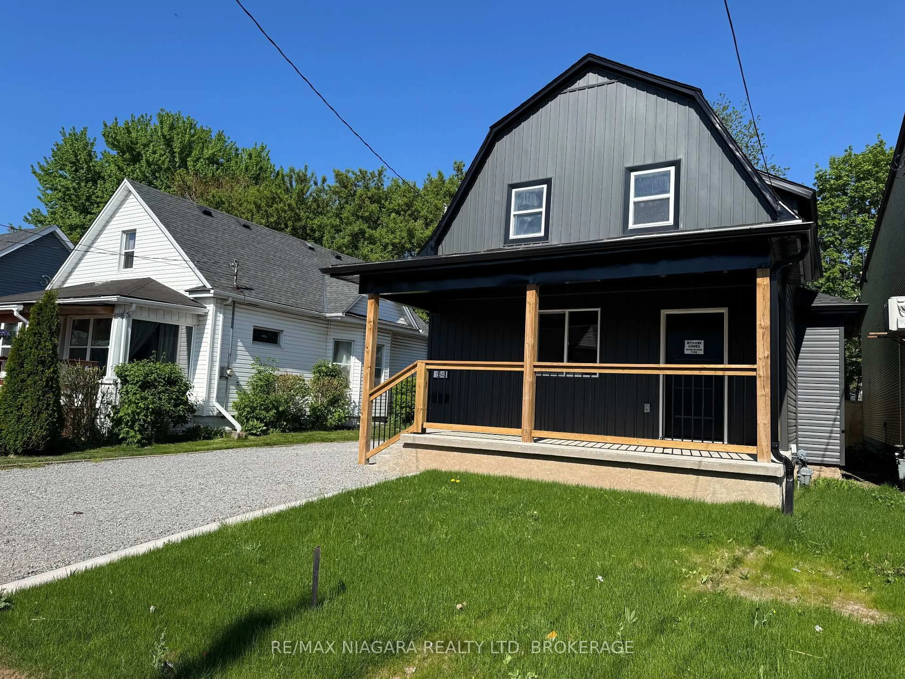 Home with vinyl exterior material, street for 5840 Glenholme Ave, Niagara Falls Ontario L2G 4Y5