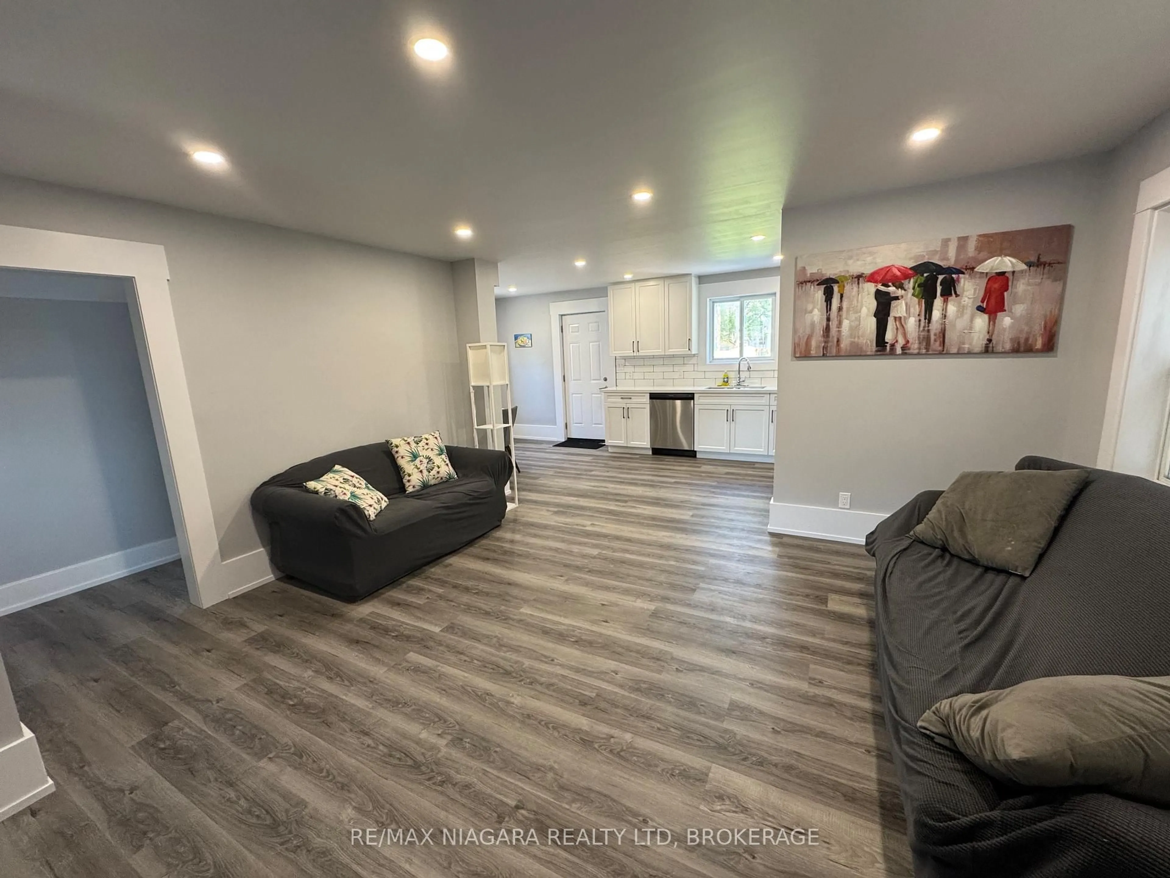 Living room with furniture, unknown for 5840 Glenholme Ave, Niagara Falls Ontario L2G 4Y5