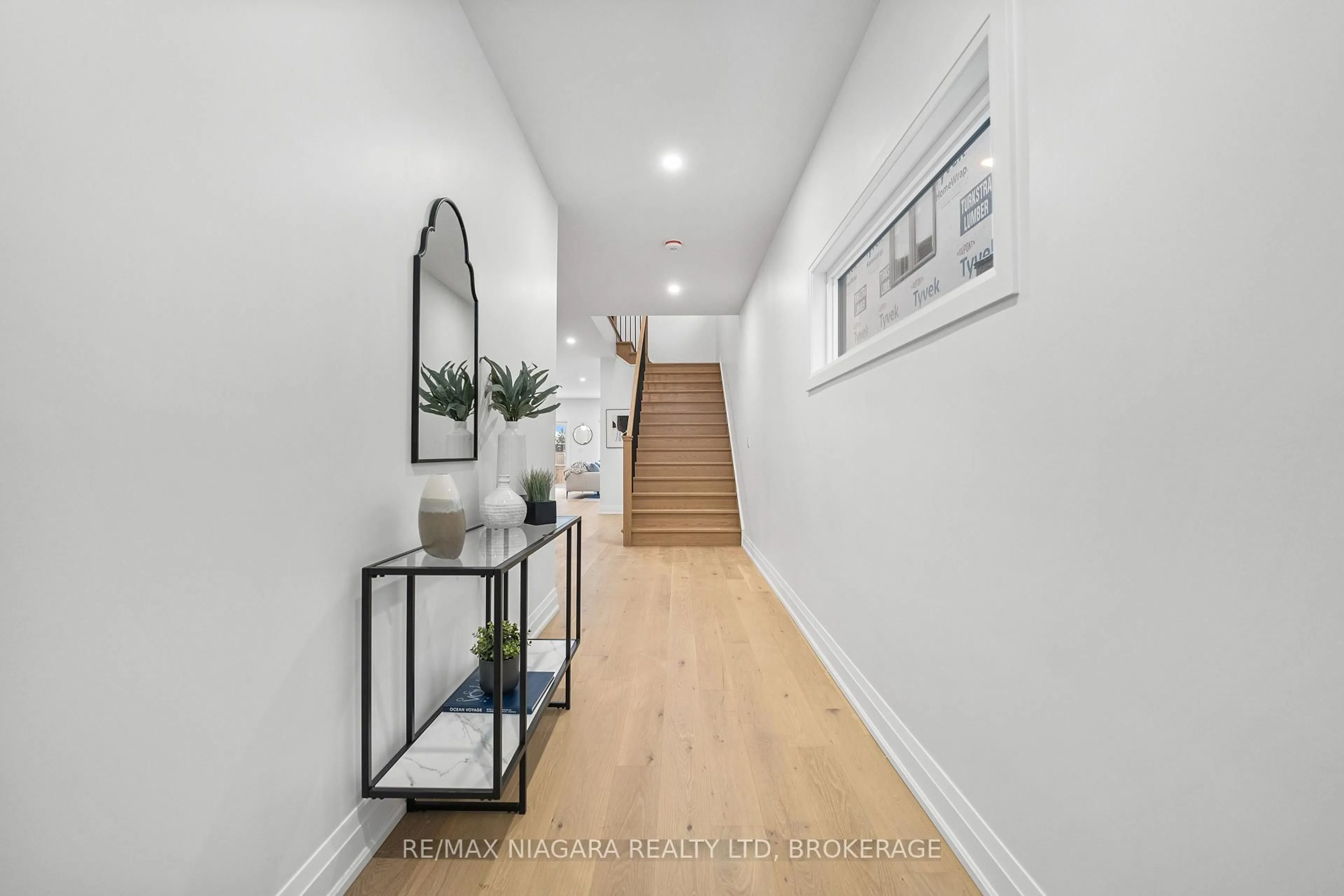 Indoor entryway for 8872 ANGIE Dr, Niagara Falls Ontario L2H 0H9
