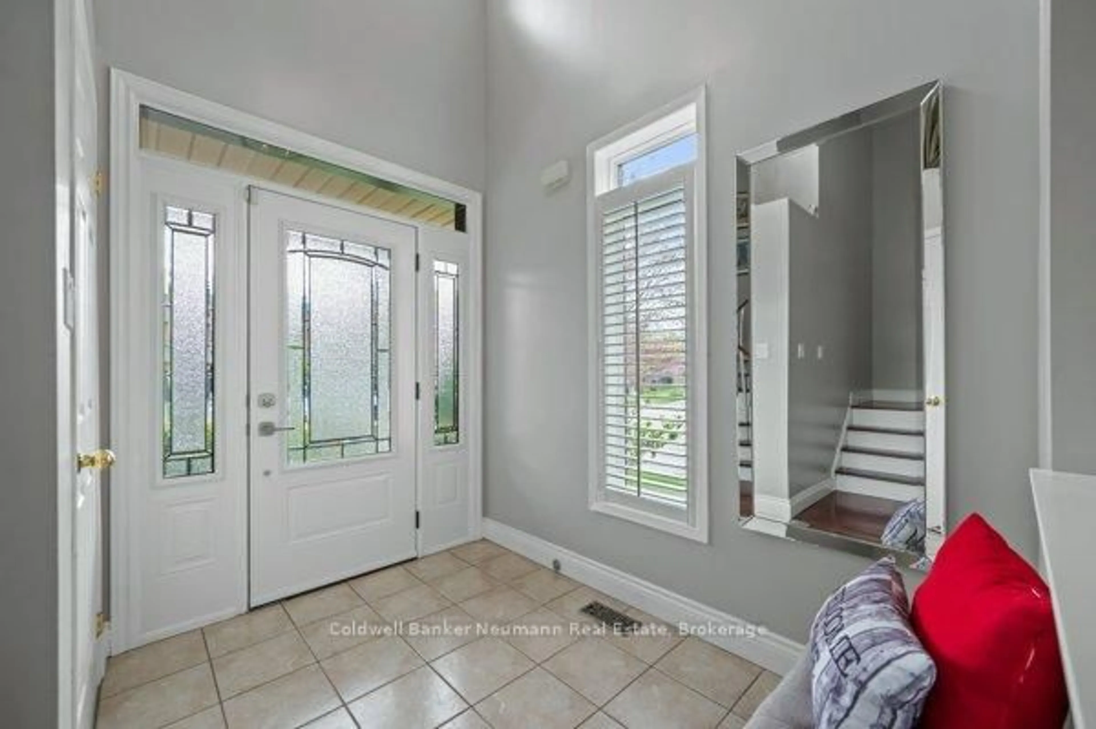Indoor entryway for 227 Valmont Crt, Hamilton Ontario L9G 5A1