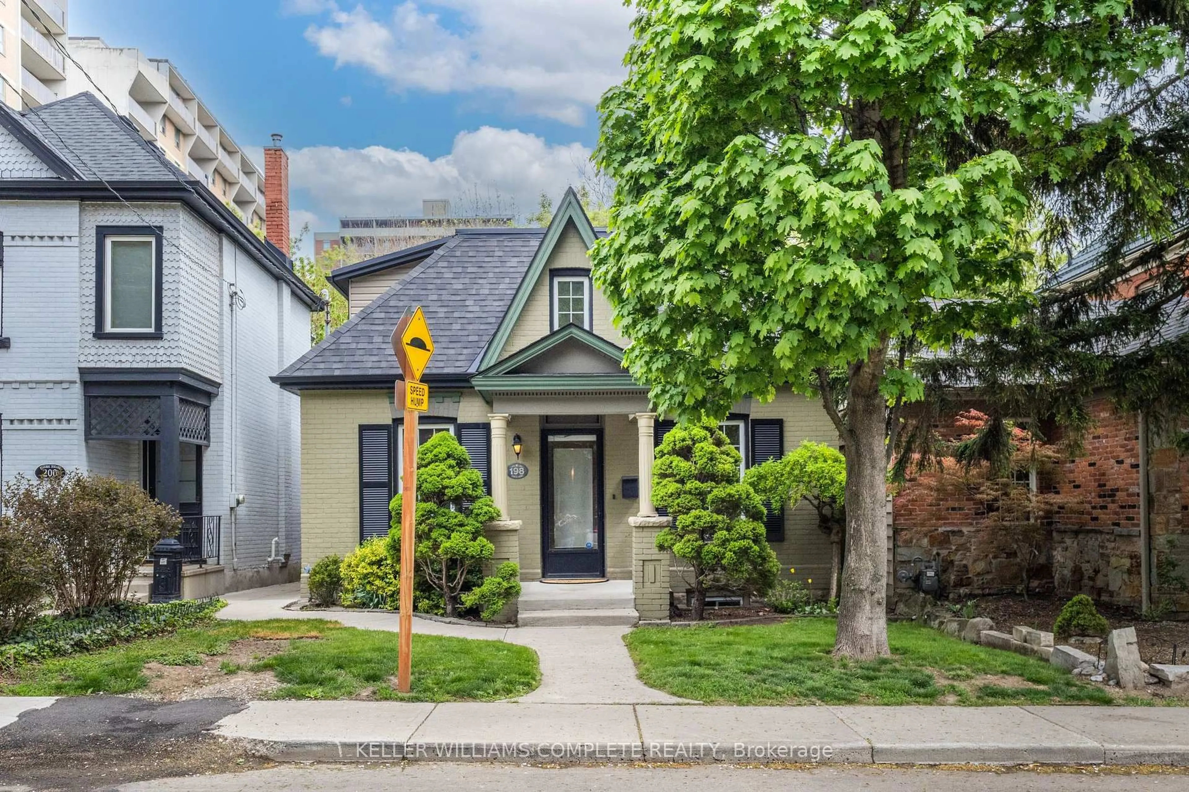 Home with brick exterior material, street for 198 Duke St, Hamilton Ontario L8P 1Y2