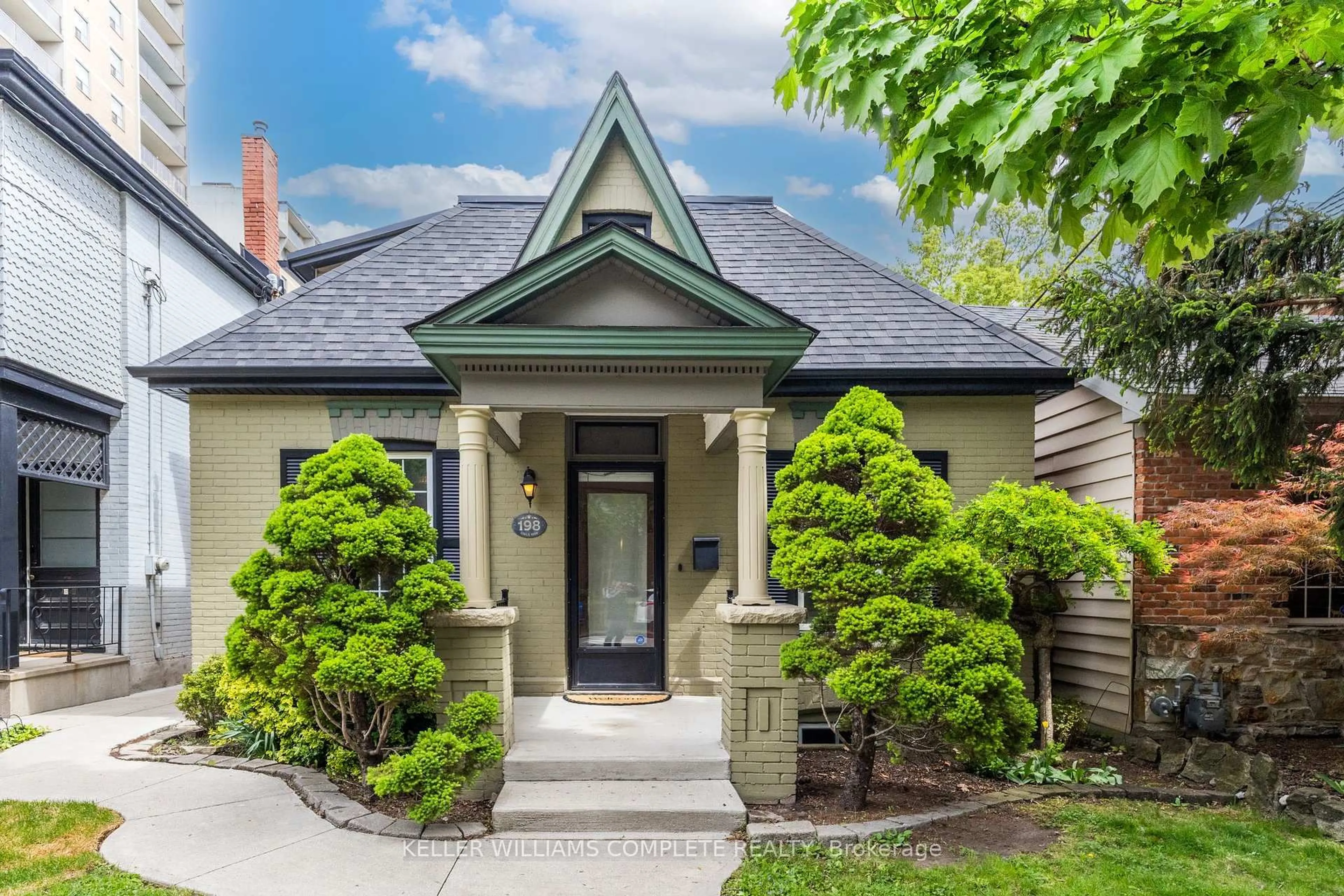 Home with brick exterior material, street for 198 Duke St, Hamilton Ontario L8P 1Y2