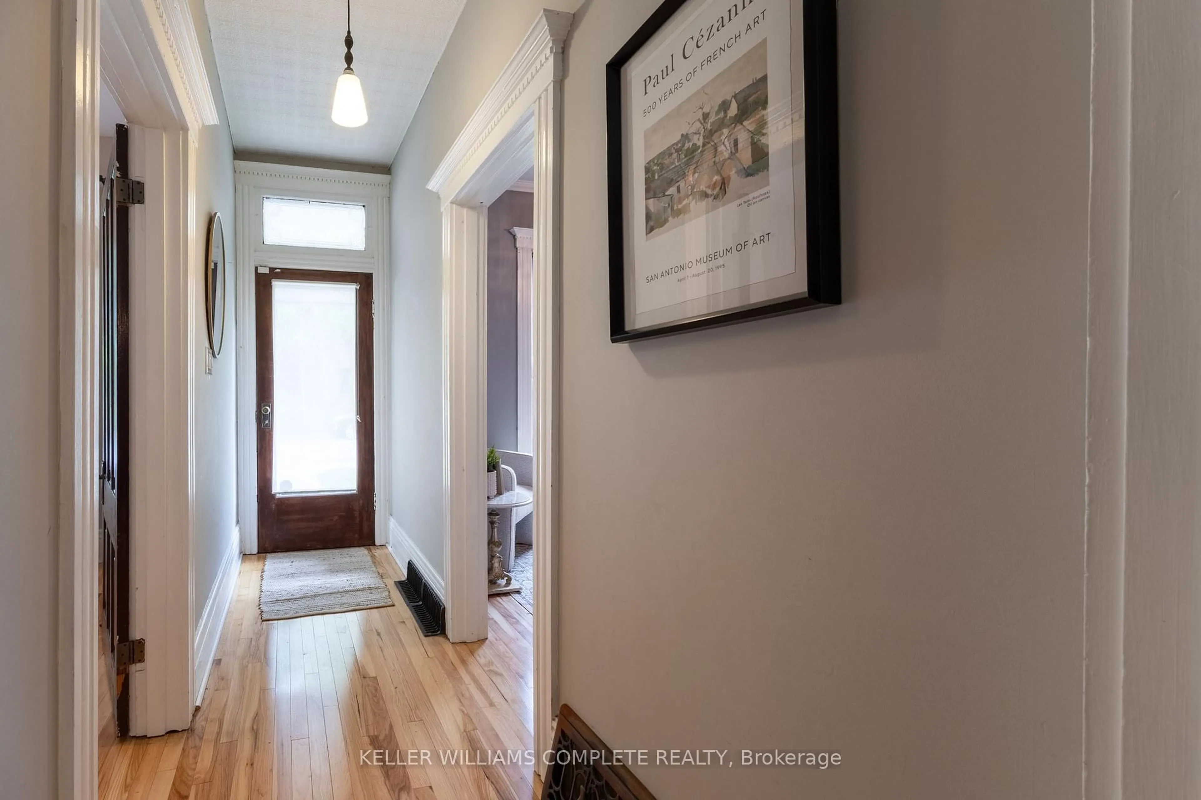 Indoor entryway for 198 Duke St, Hamilton Ontario L8P 1Y2
