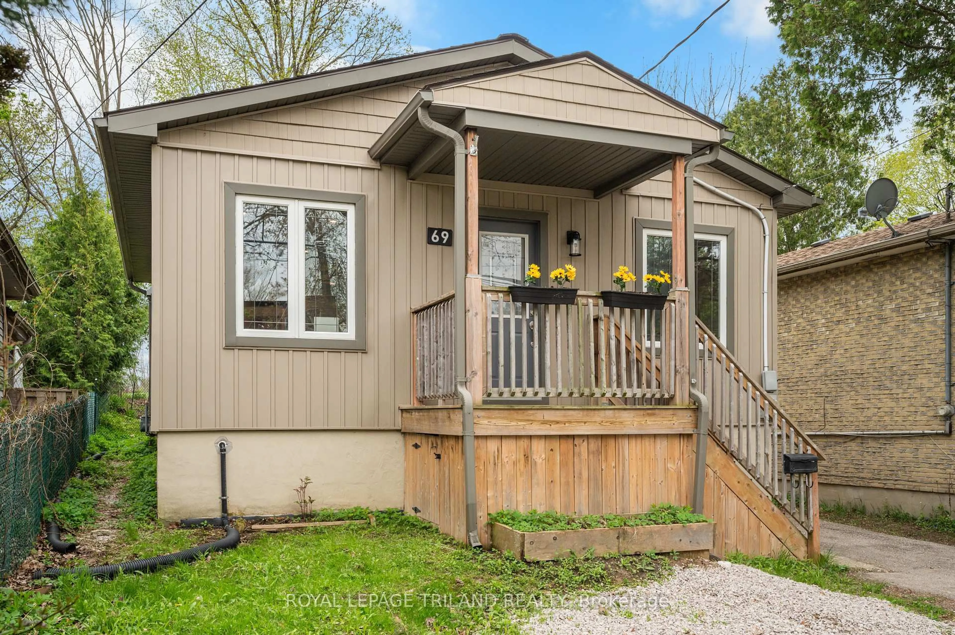 Home with vinyl exterior material, street for 69 EMERY St, London South Ontario N6J 1R9