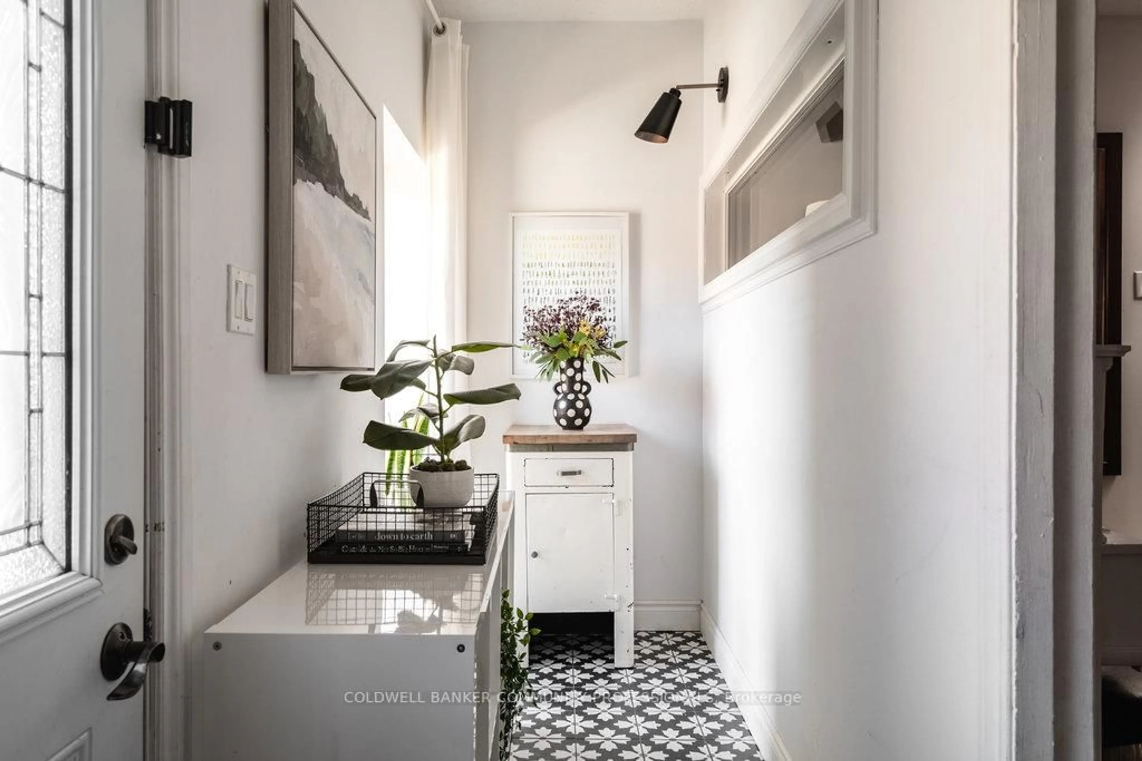 Contemporary bathroom, ceramic/tile floor for 5 Pine St, Hamilton Ontario L8P 2A2
