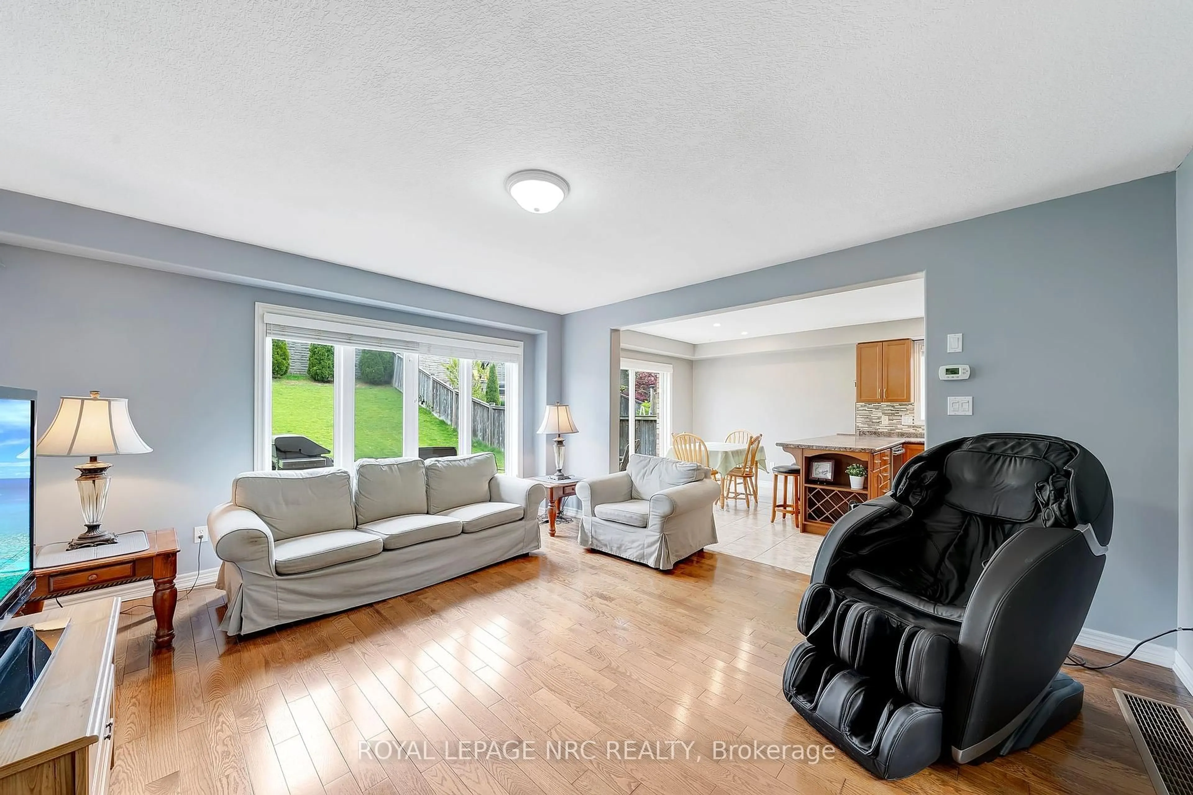 Living room with furniture, unknown for 33 Plum Tree Lane, Grimsby Ontario L3M 5T5