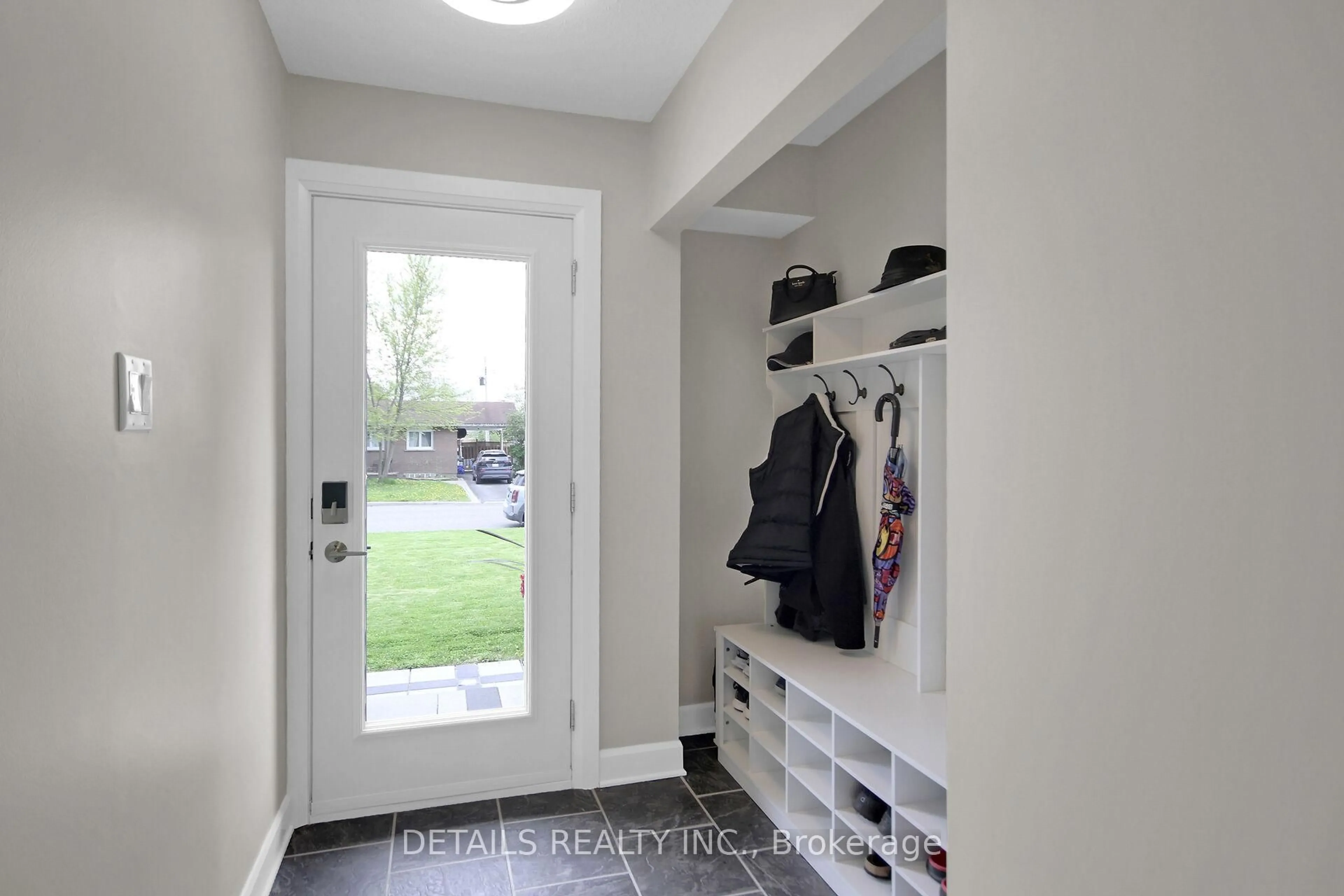 Indoor entryway for 297 Roxdale Ave, Ottawa Ontario K1E 1T7