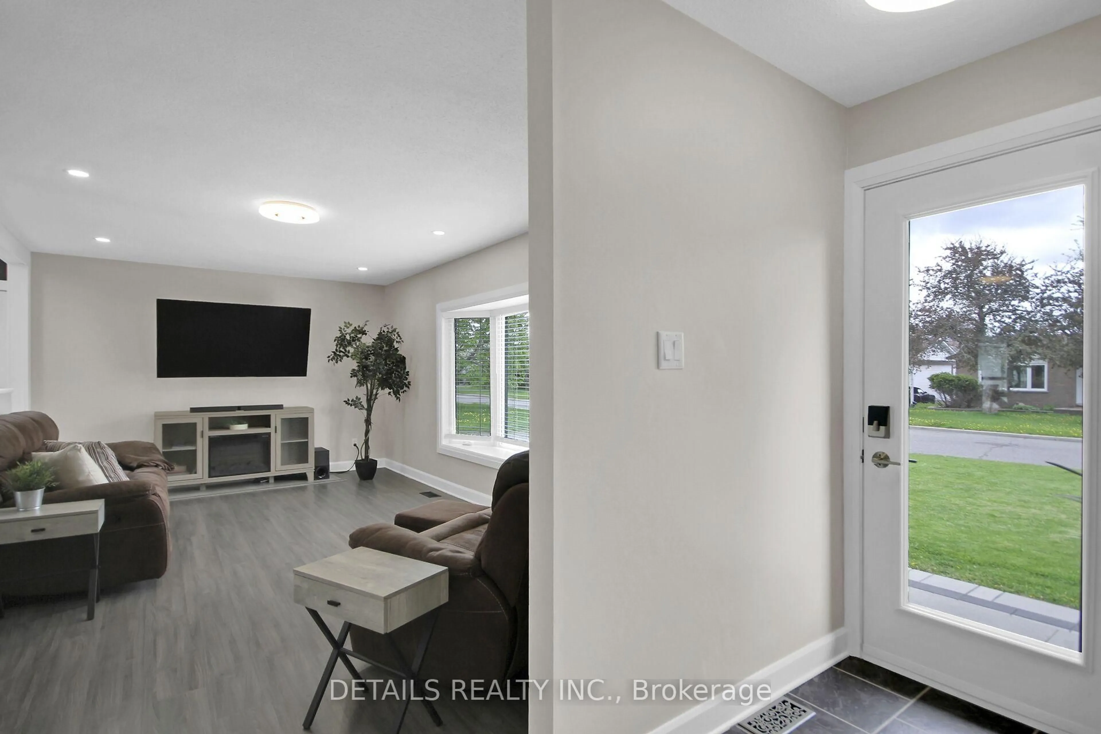 Indoor entryway for 297 Roxdale Ave, Ottawa Ontario K1E 1T7