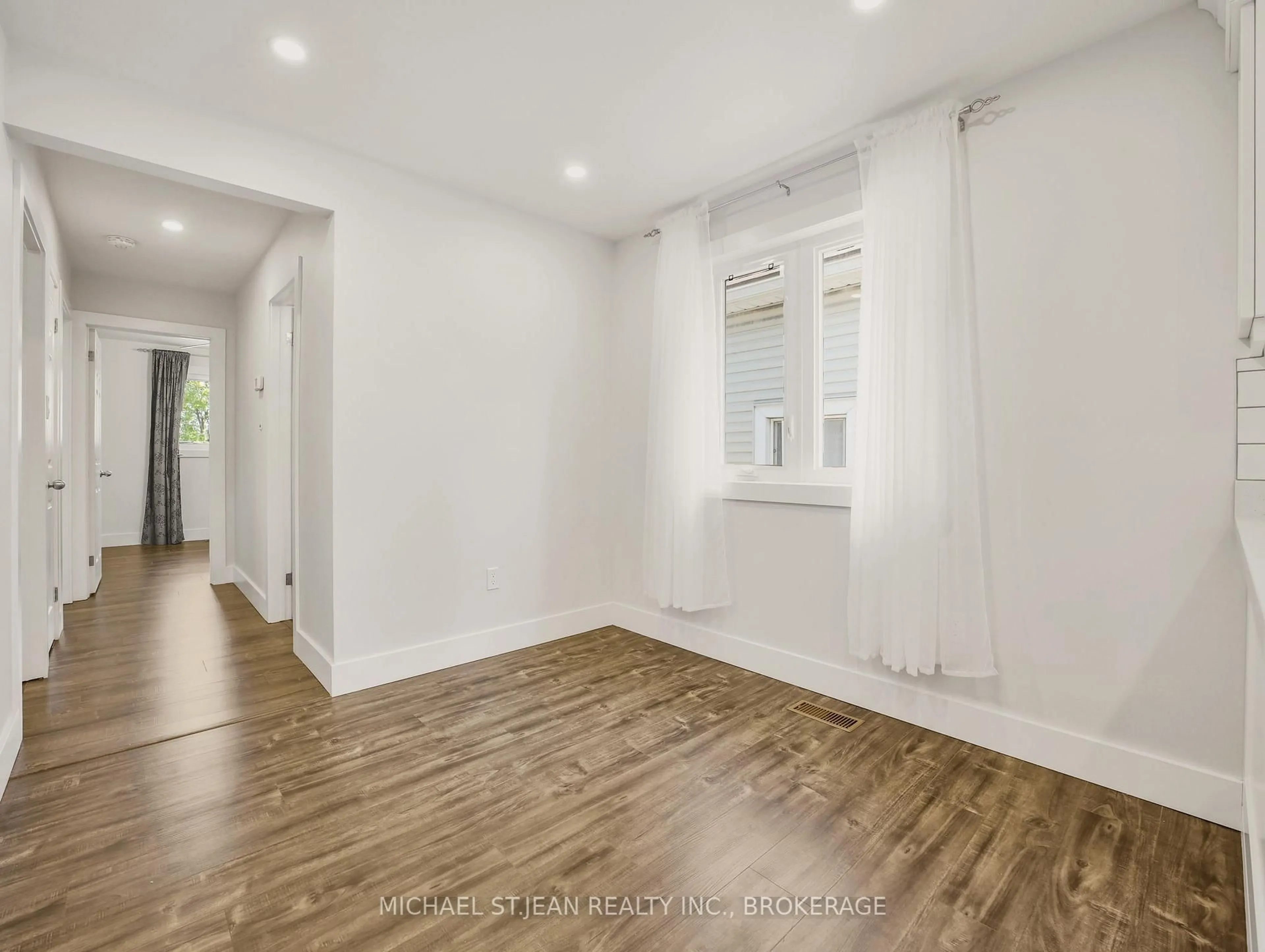 A pic of a room for 107 Alpine Ave, Hamilton Ontario L9A 1A7