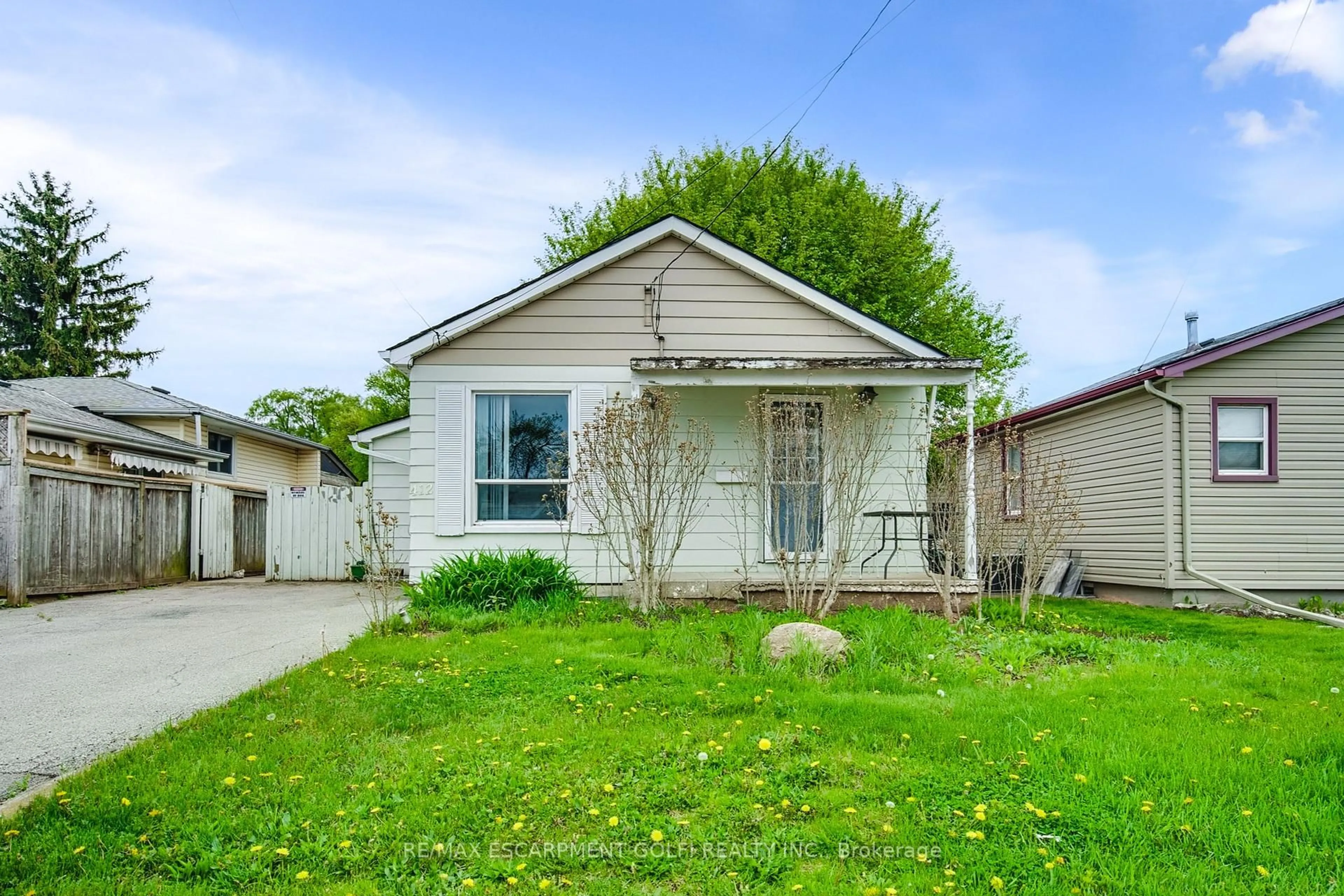 Home with vinyl exterior material, street for 412 Red Oak Ave, Hamilton Ontario L8E 2C6