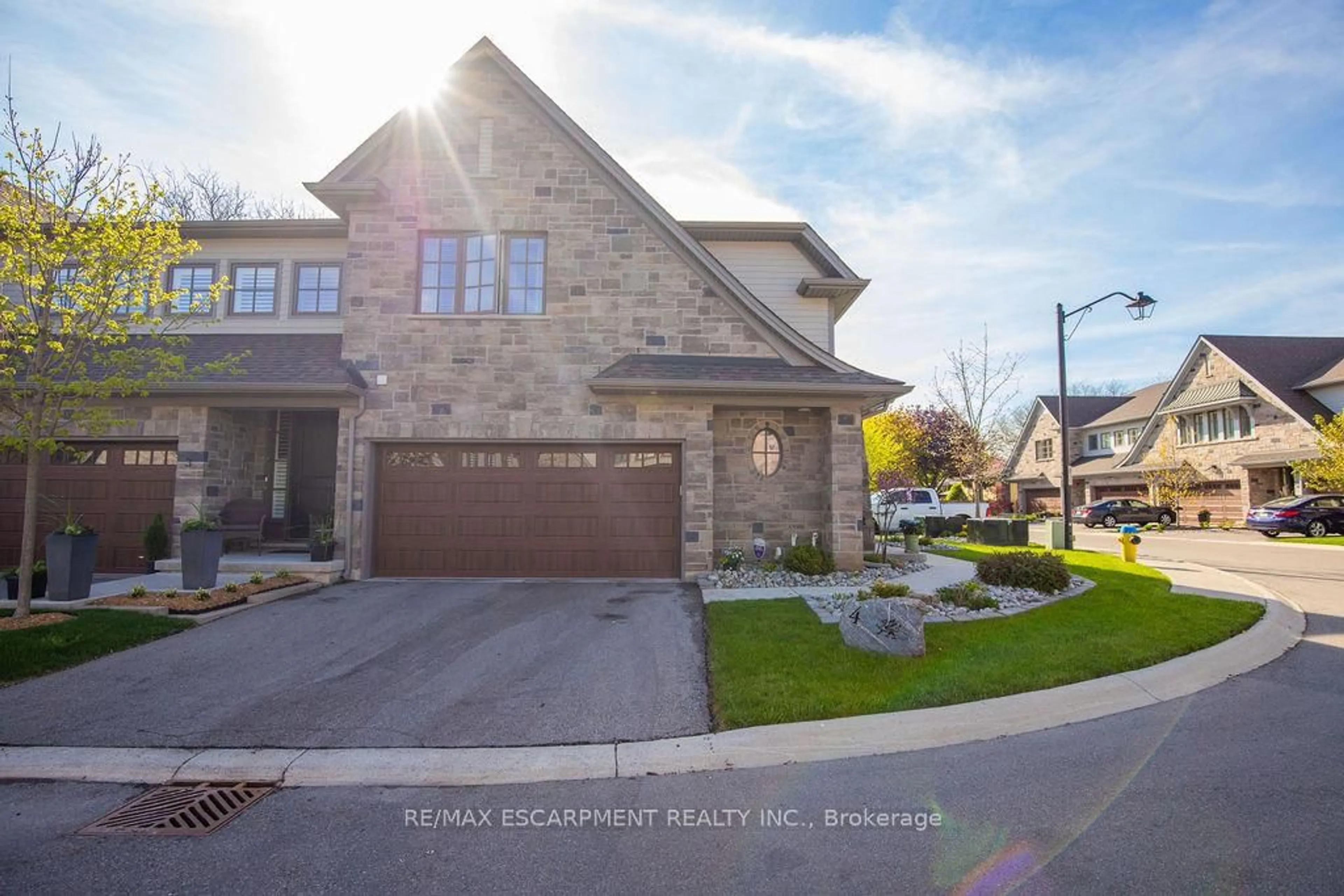 Home with brick exterior material, street for 107 Main St #4, Grimsby Ontario L3M 1N6