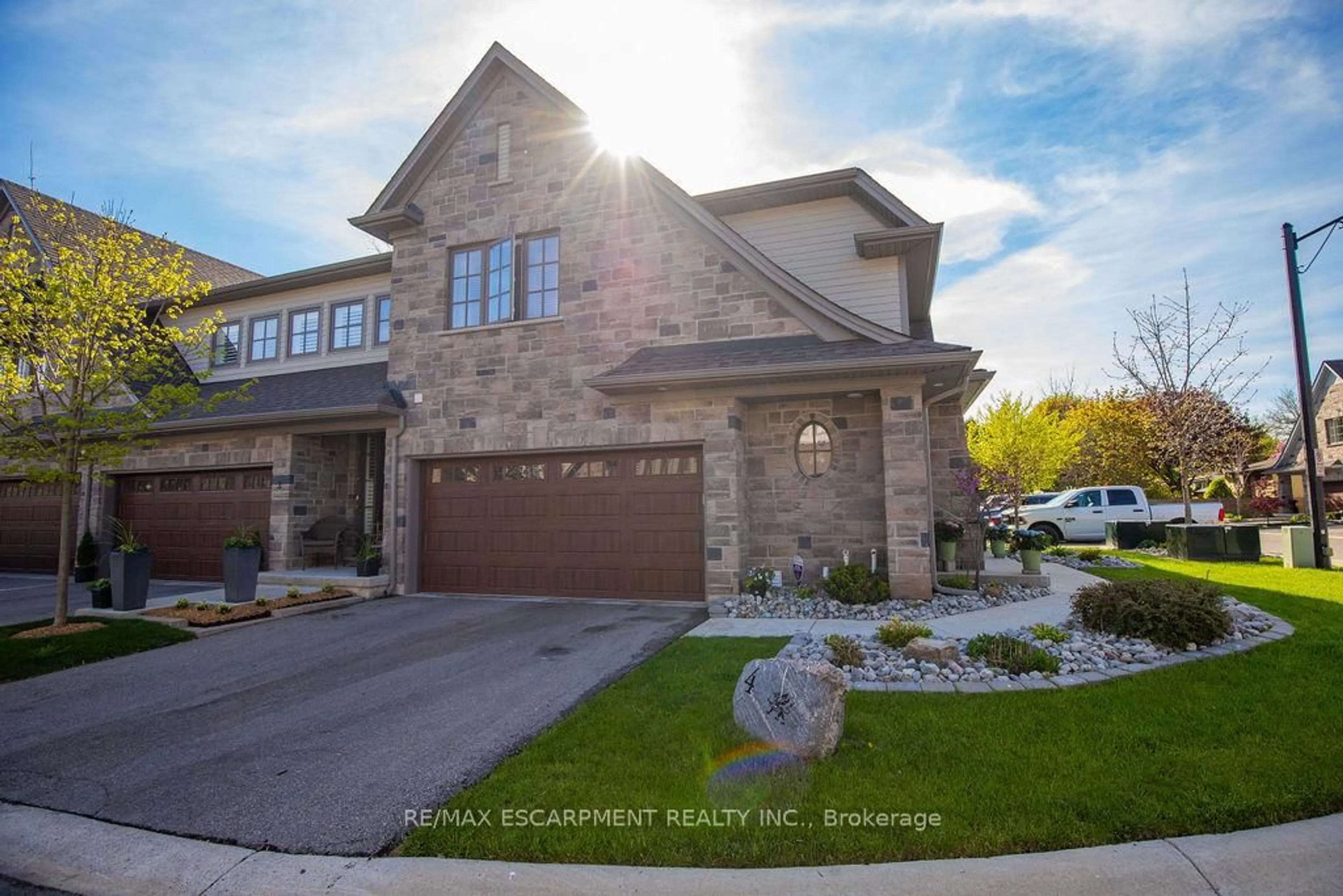 Home with brick exterior material, unknown for 107 Main St #4, Grimsby Ontario L3M 1N6
