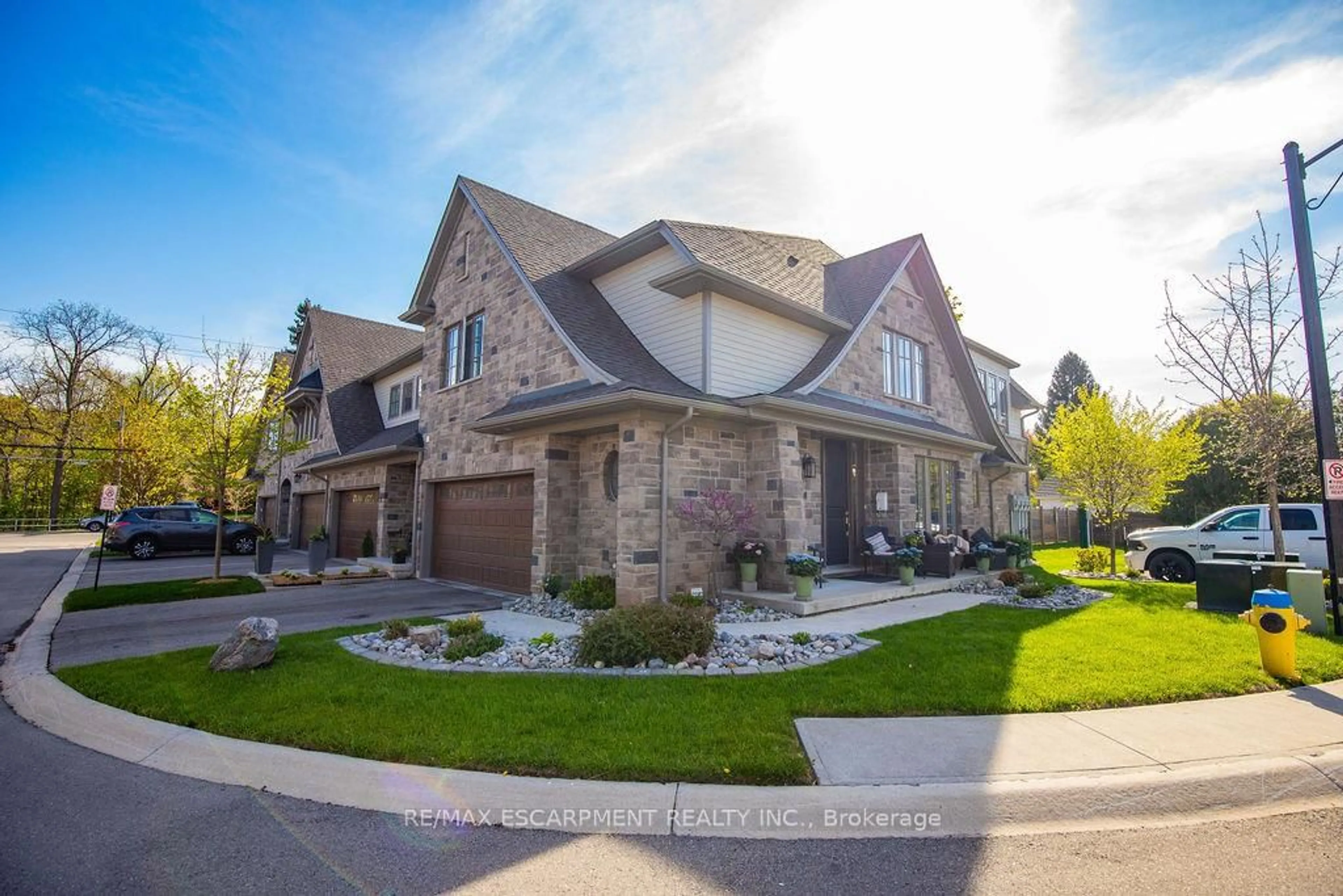 Home with brick exterior material, street for 107 Main St #4, Grimsby Ontario L3M 1N6