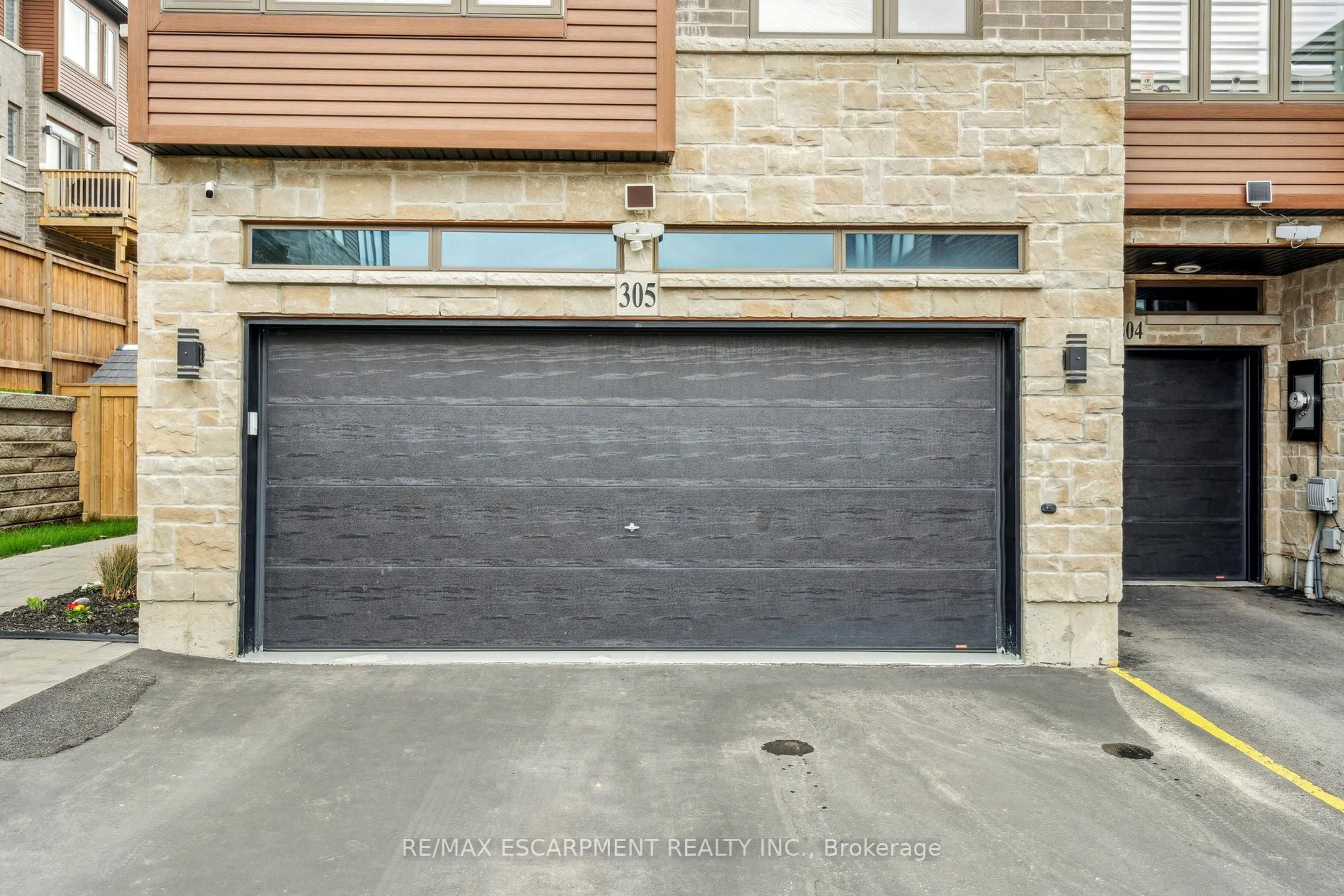 Indoor garage for 30 Times Square Blvd #305, Hamilton Ontario L8J 0M1