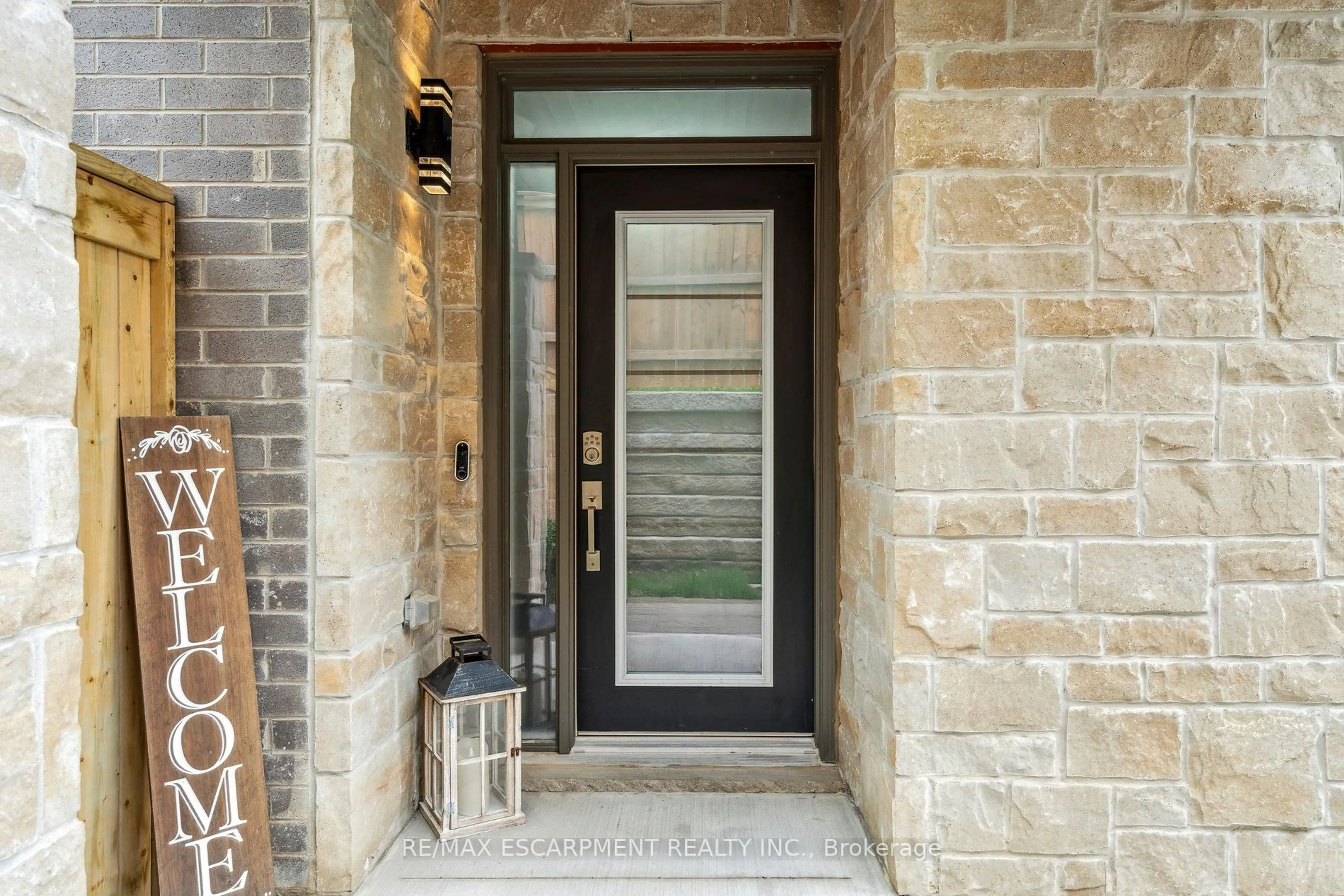 Indoor entryway for 30 Times Square Blvd #305, Hamilton Ontario L8J 0M1