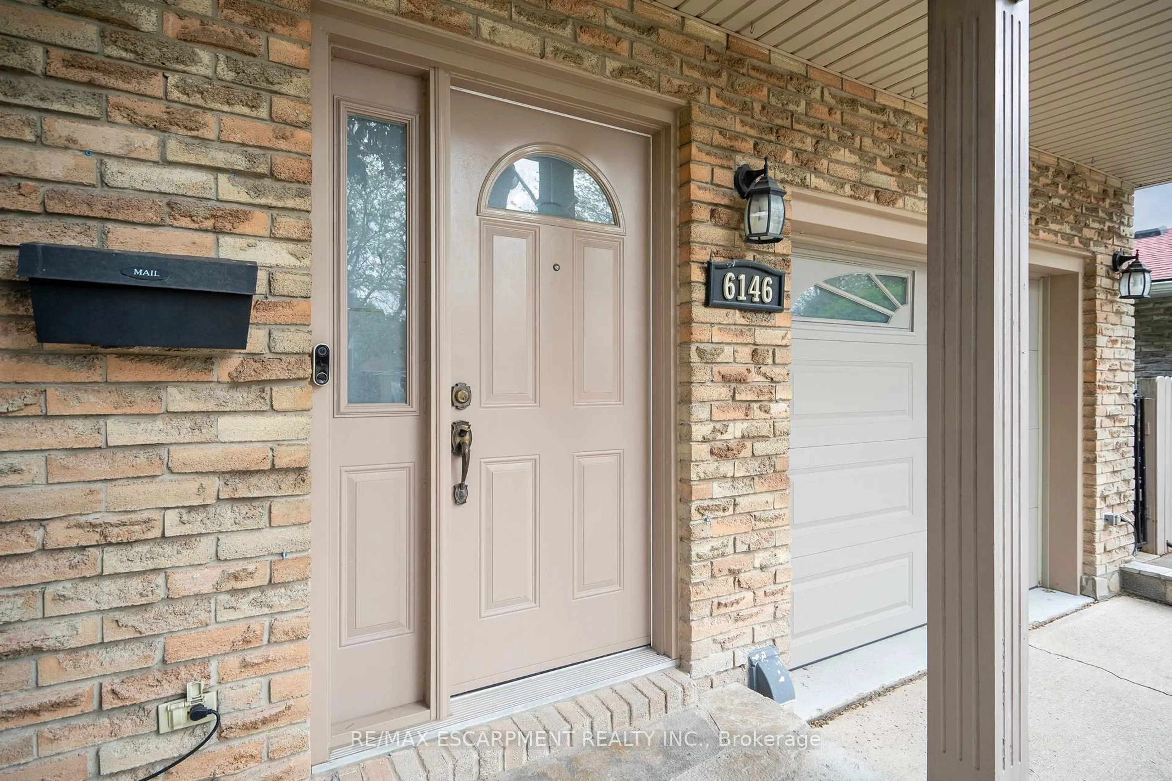 Indoor entryway for 6146 MONTEREY Ave, Niagara Falls Ontario L2H 2A4
