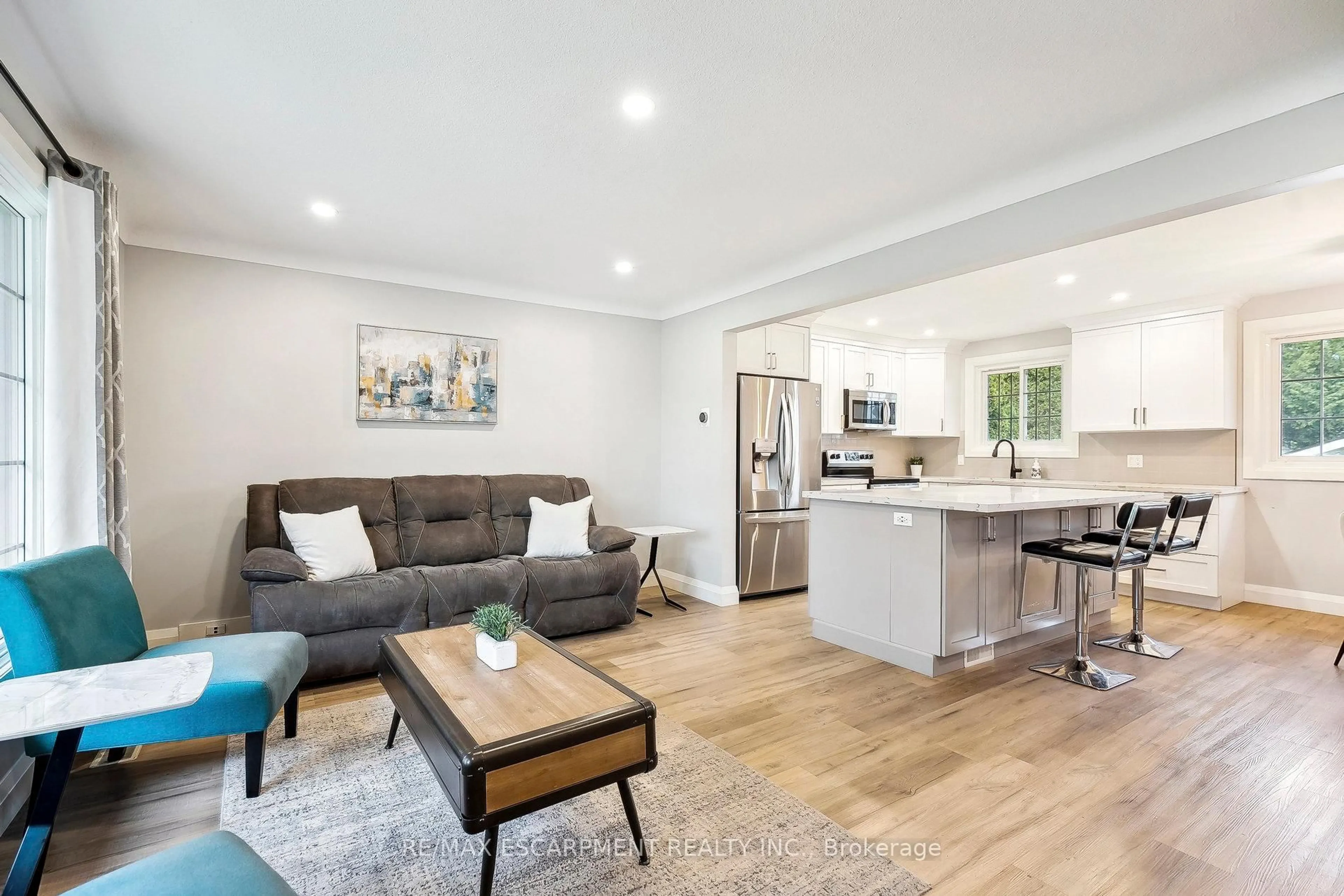 Open concept kitchen, wood/laminate floor for 6146 MONTEREY Ave, Niagara Falls Ontario L2H 2A4