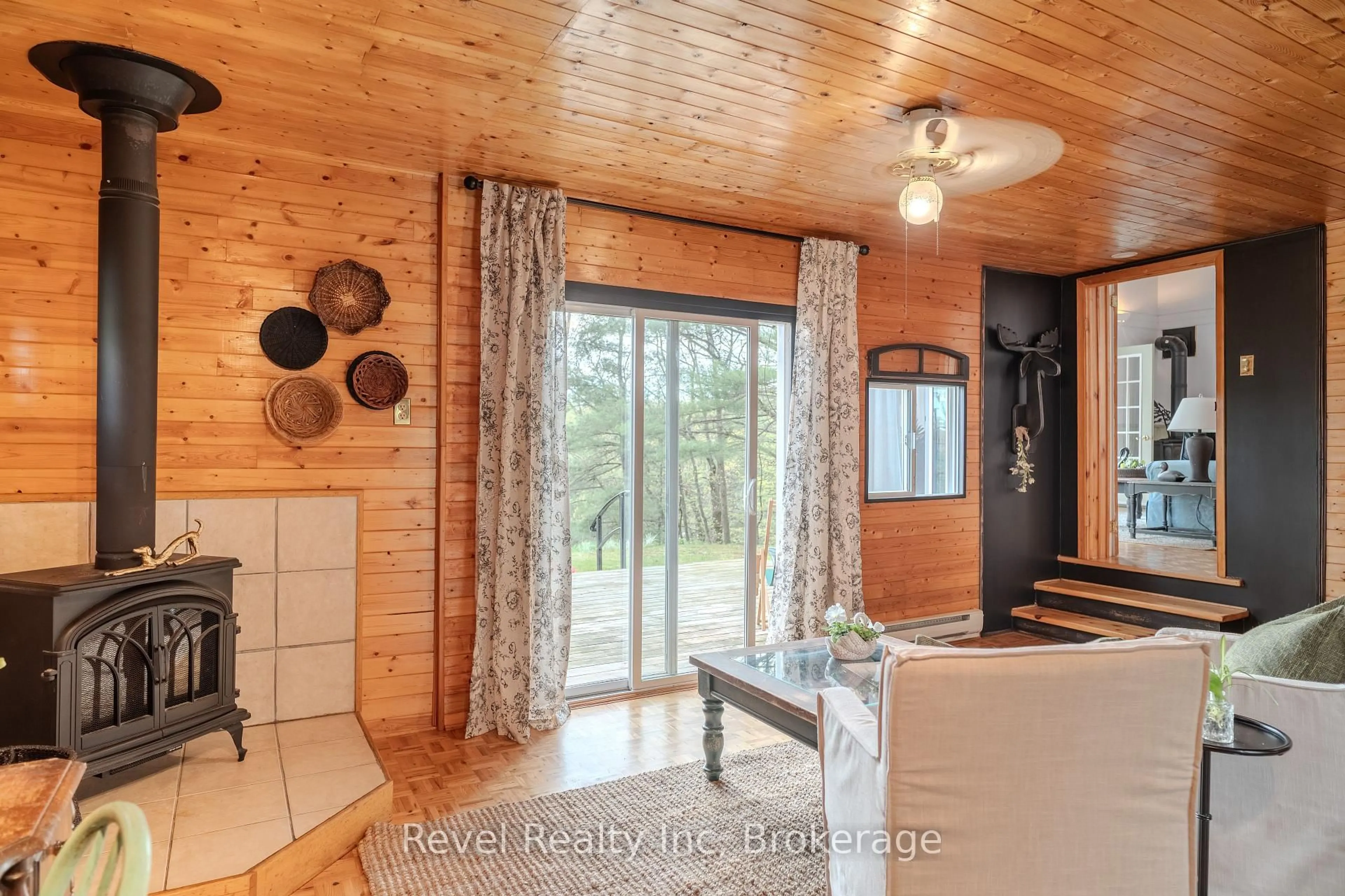 Indoor entryway for 14 Swallow Rd, McDougall Ontario P2A 2W7