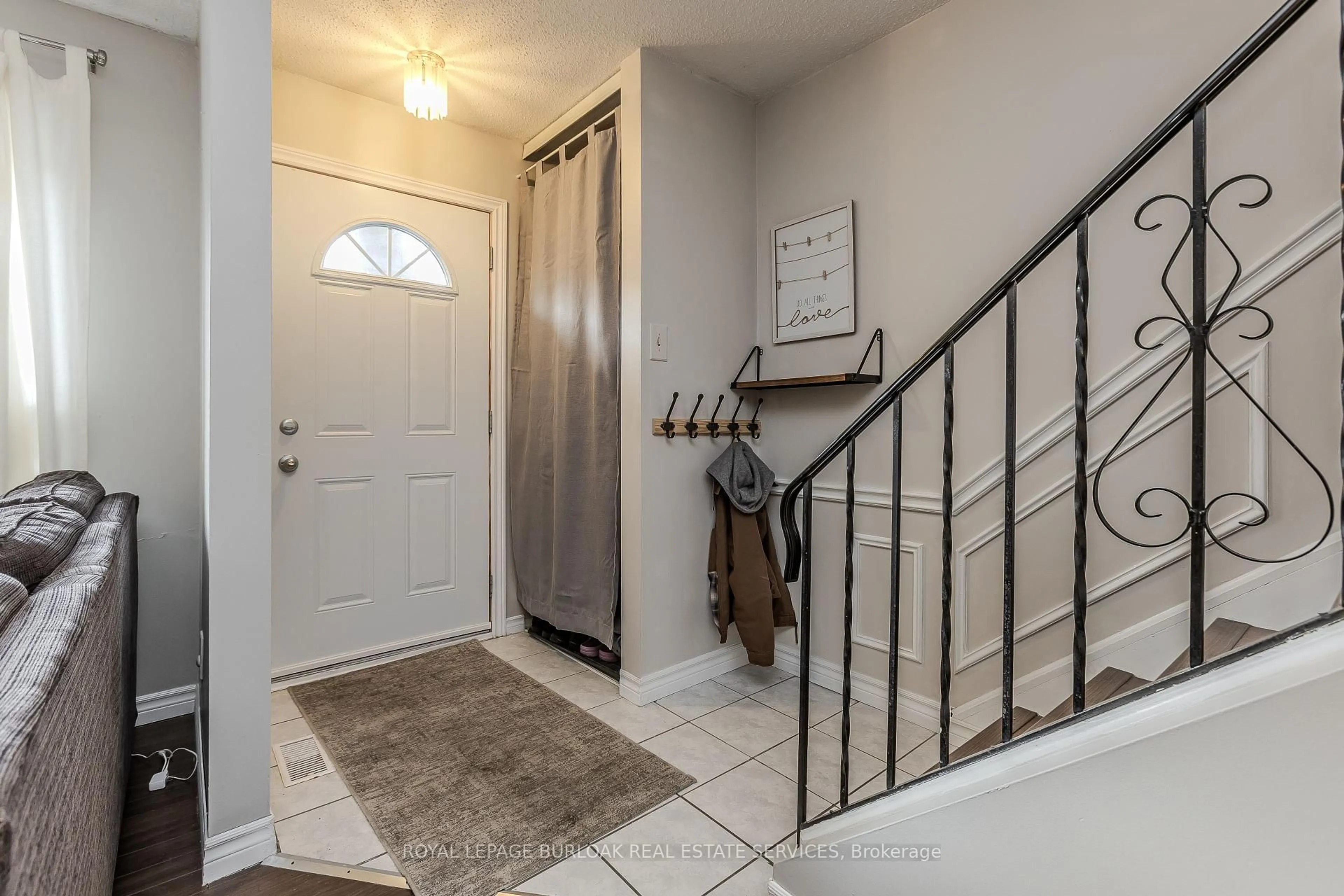 Indoor entryway for 165 Limeridge Rd #9, Hamilton Ontario L9C 2V4