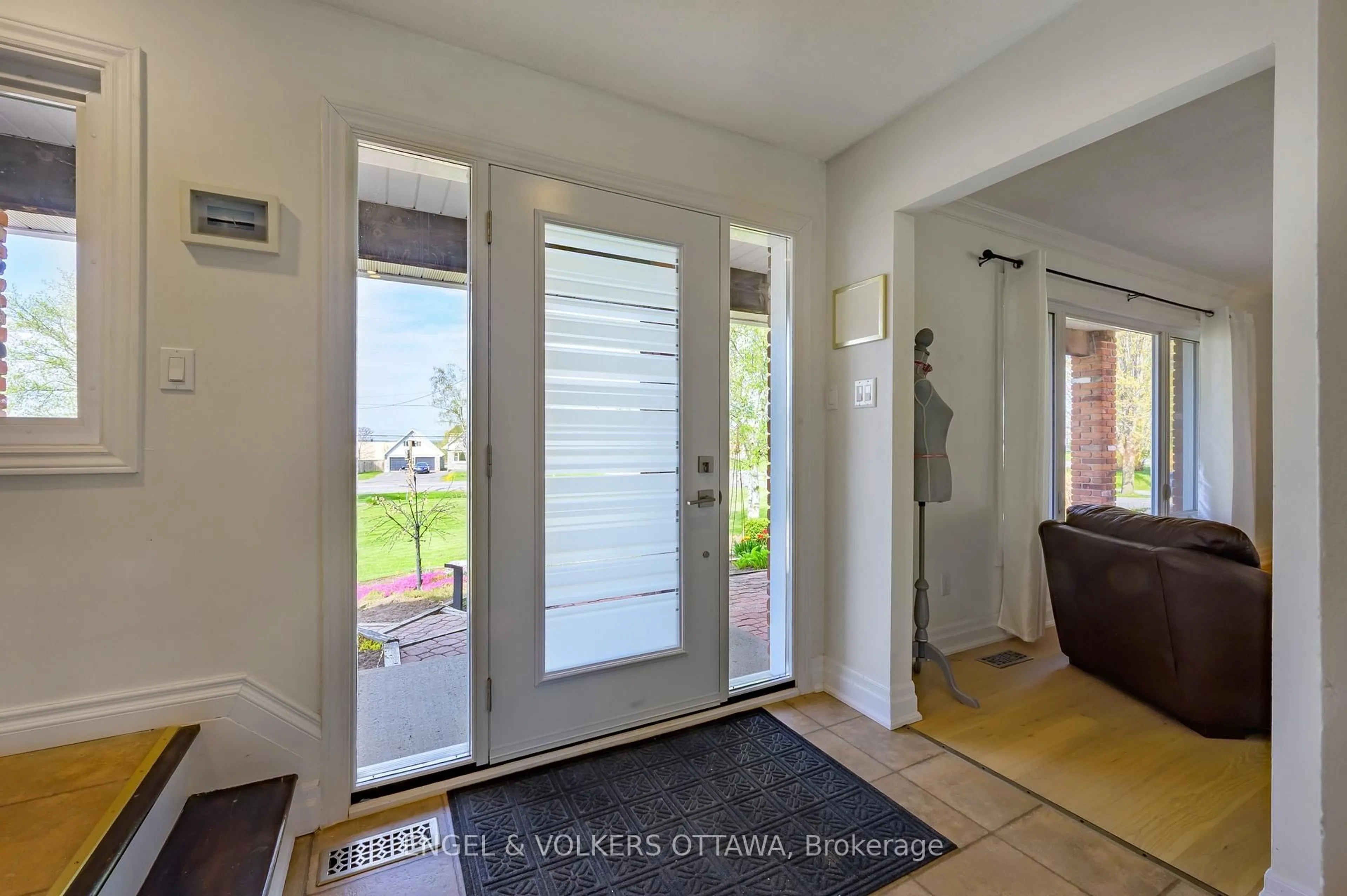 Indoor entryway for 5608 Richmond Rd, Ottawa Ontario K2R 1E3