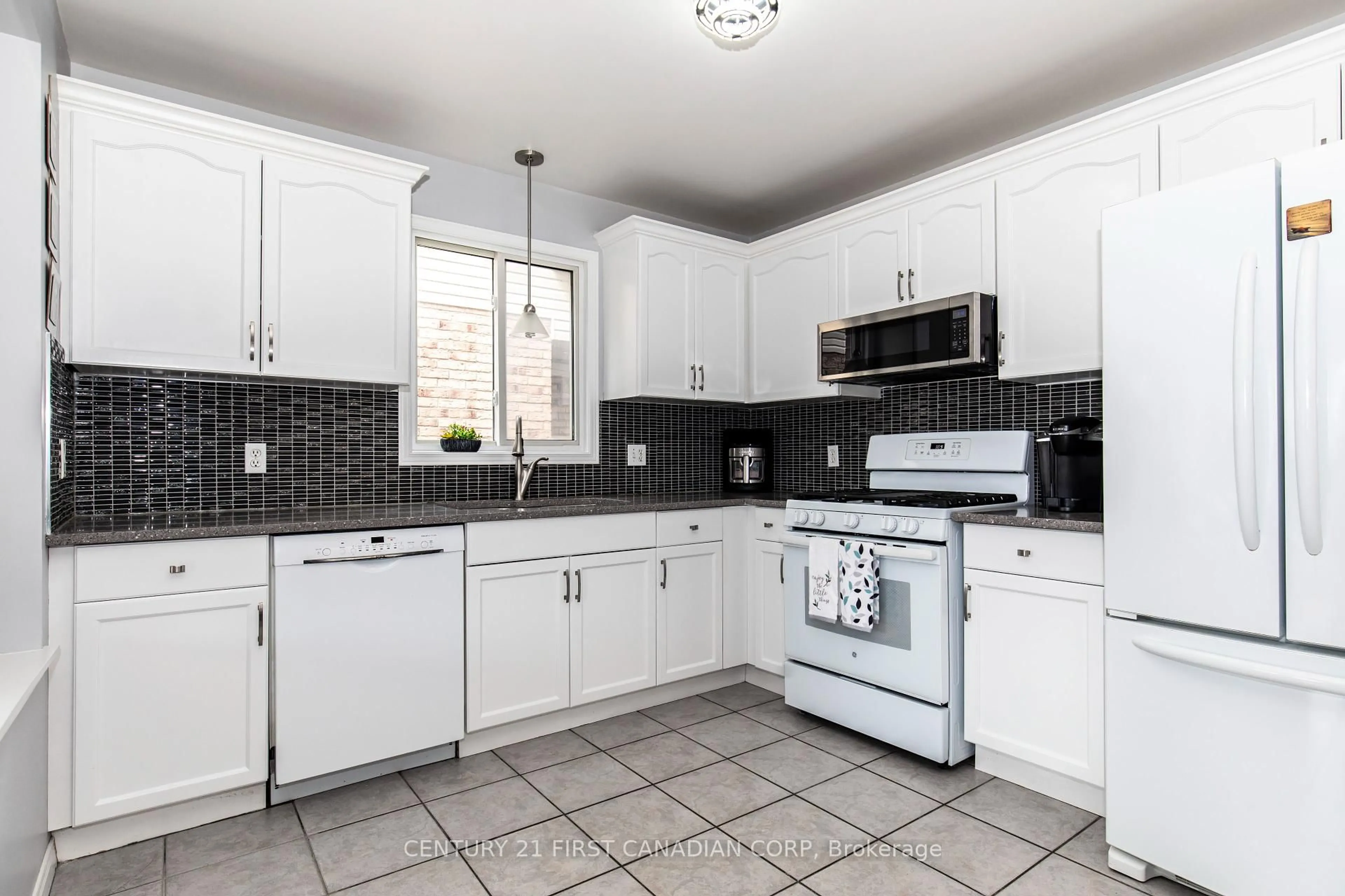 Standard kitchen, ceramic/tile floor for 570 Cuthbert Circ, London South Ontario N6M 1K6