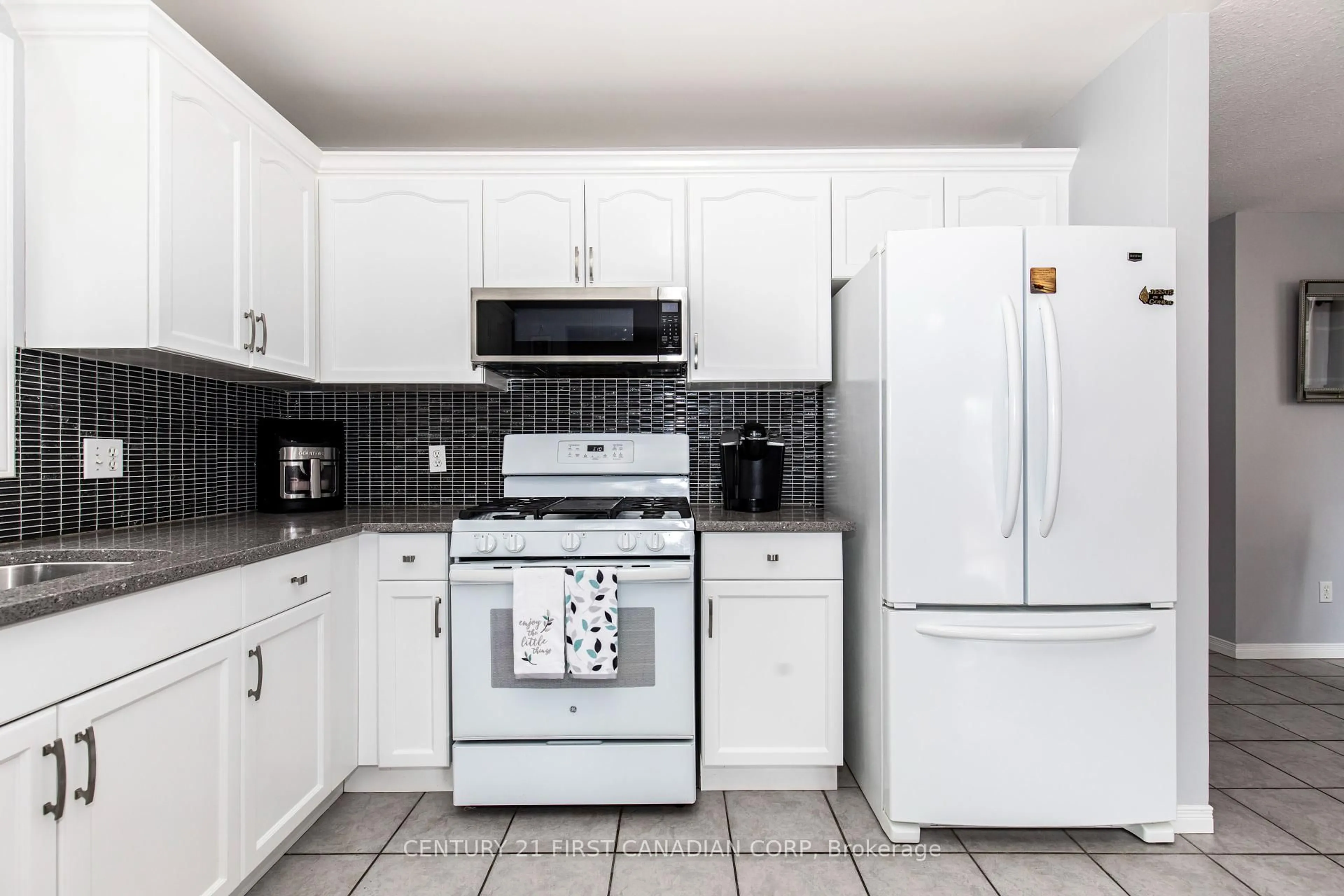 Standard kitchen, ceramic/tile floor for 570 Cuthbert Circ, London South Ontario N6M 1K6