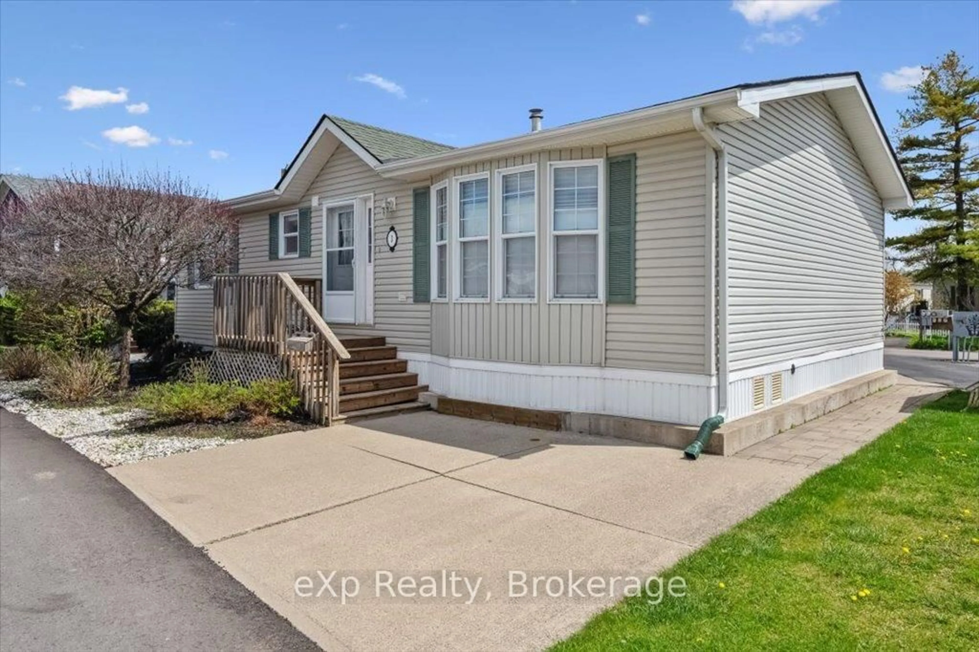 Home with vinyl exterior material, street for 3 Trillium Beach Dr, Puslinch Ontario N0B 2J0