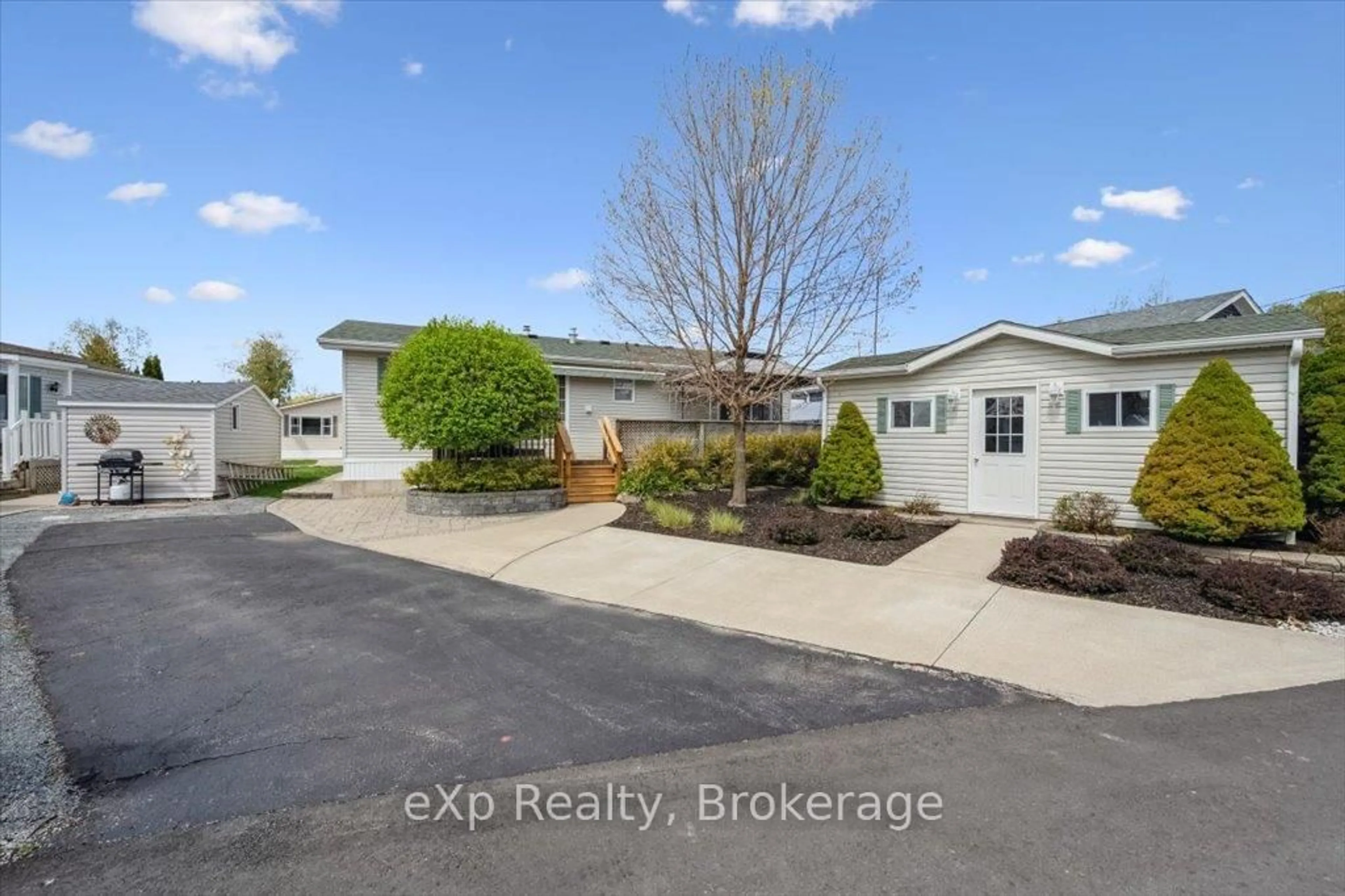 A pic from outside/outdoor area/front of a property/back of a property/a pic from drone, street for 3 Trillium Beach Dr, Puslinch Ontario N0B 2J0