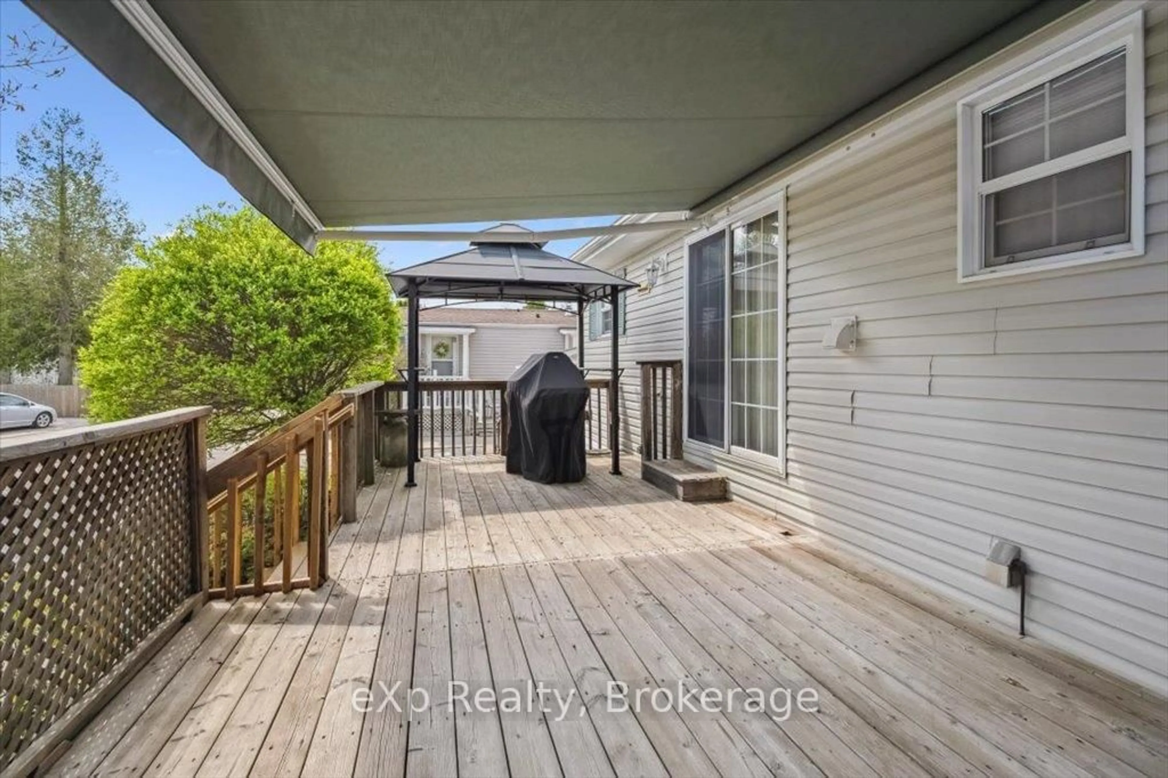 Patio, street for 3 Trillium Beach Dr, Puslinch Ontario N0B 2J0