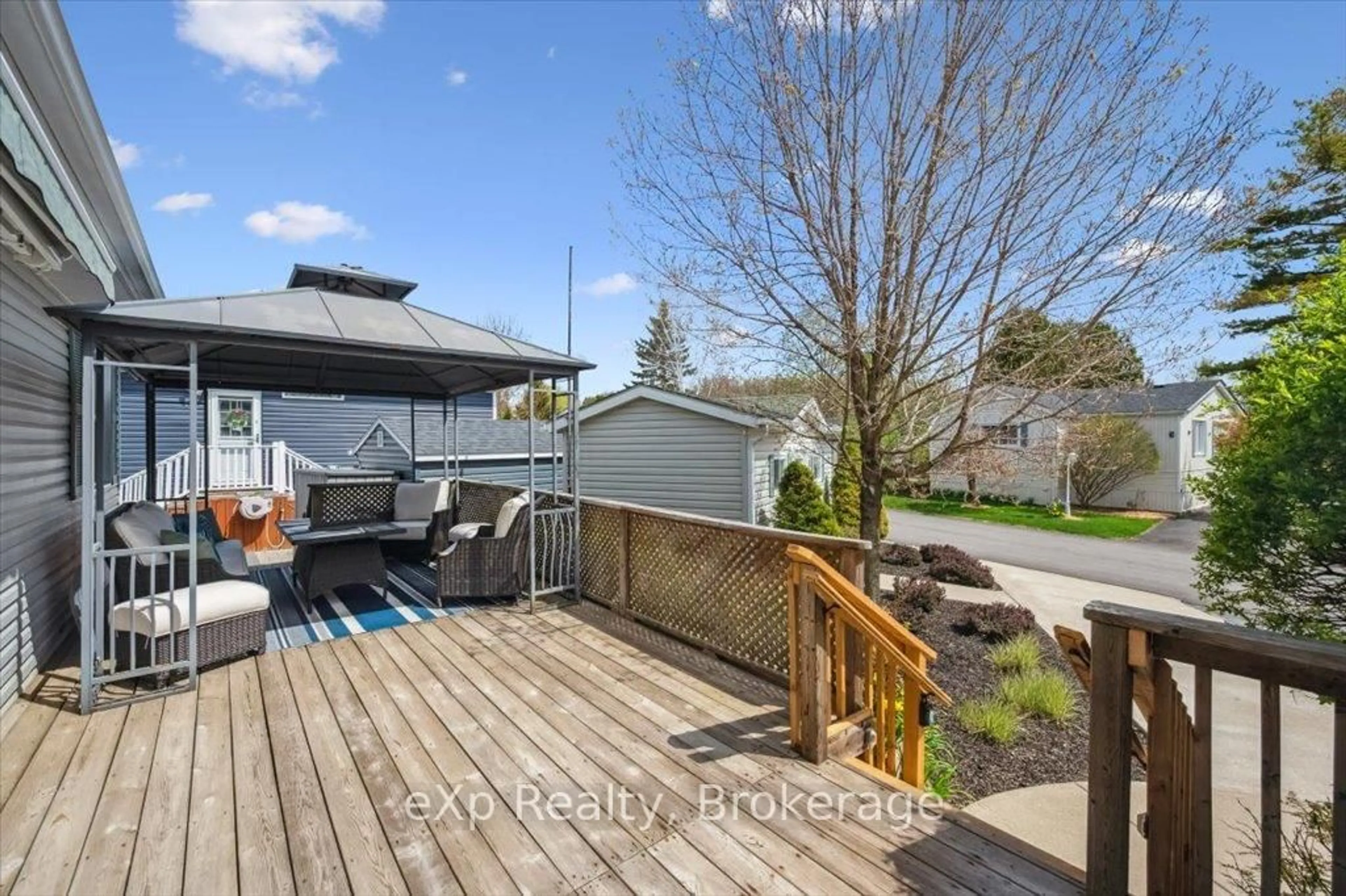 Patio, street for 3 Trillium Beach Dr, Puslinch Ontario N0B 2J0