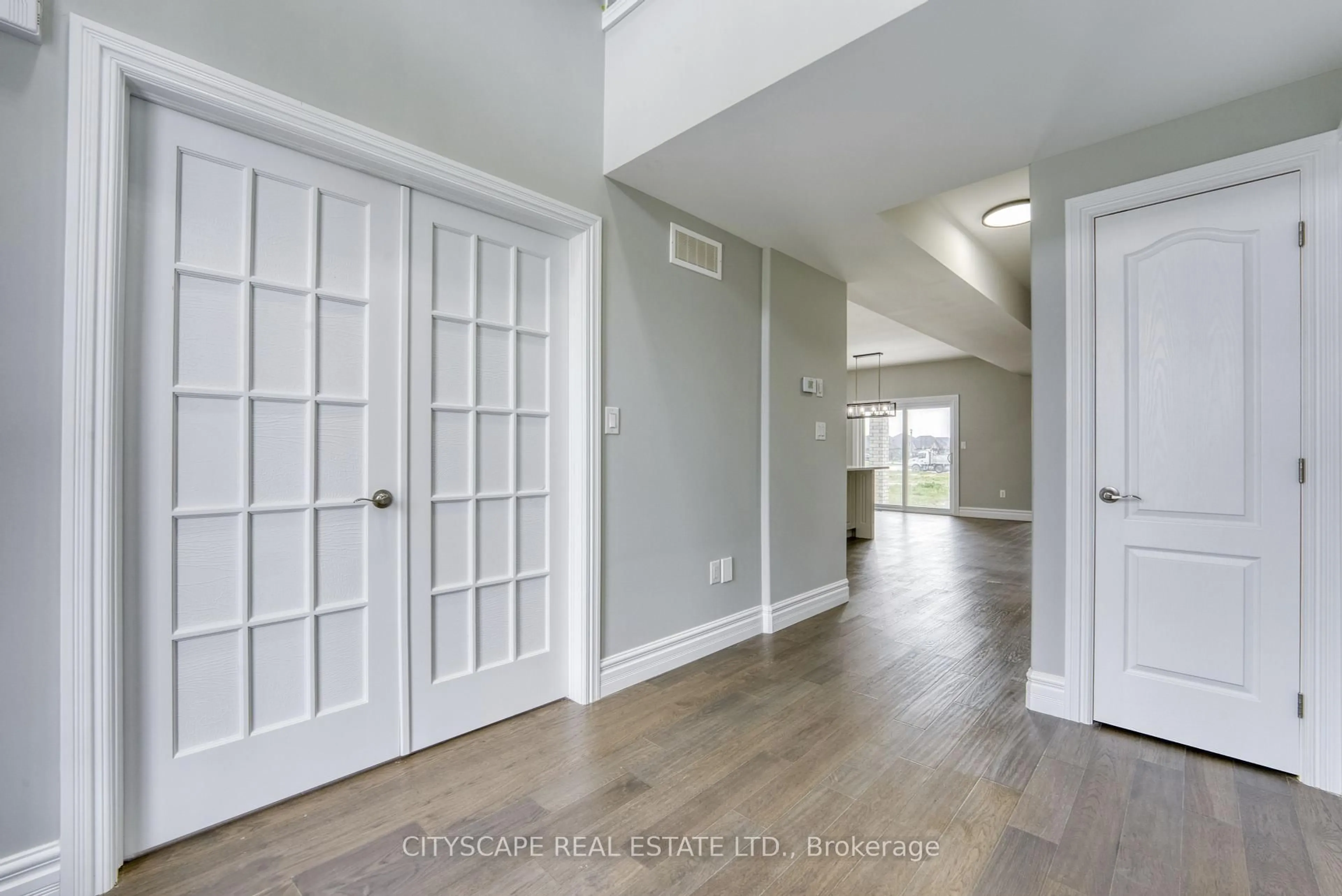 Indoor entryway for 351 BENSON CRT St, Amherstburg Ontario N9V 0G7