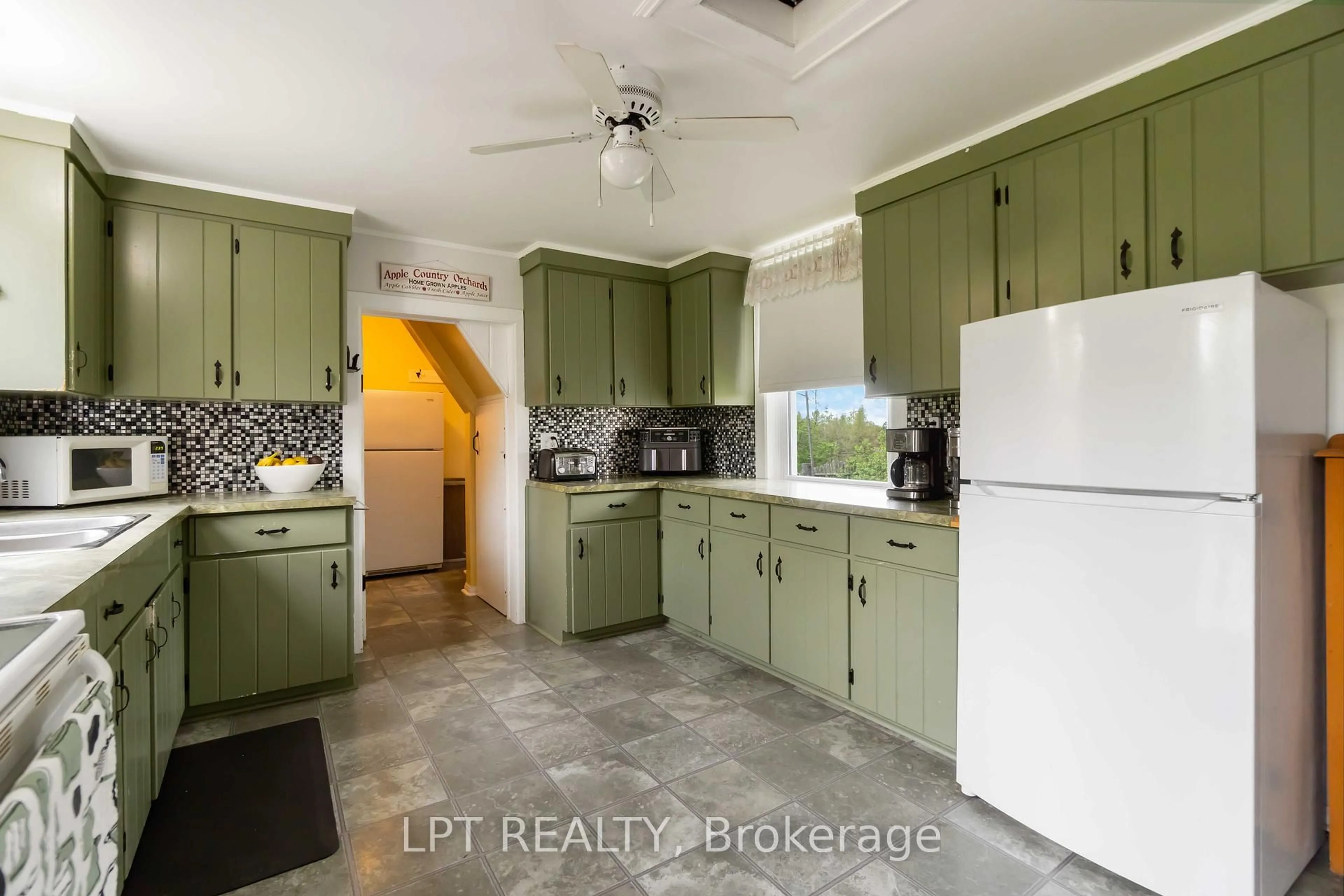 Standard kitchen, ceramic/tile floor for 5679 McDonalds Corners Rd, Mcdonalds Corners Ontario K0G 1M0