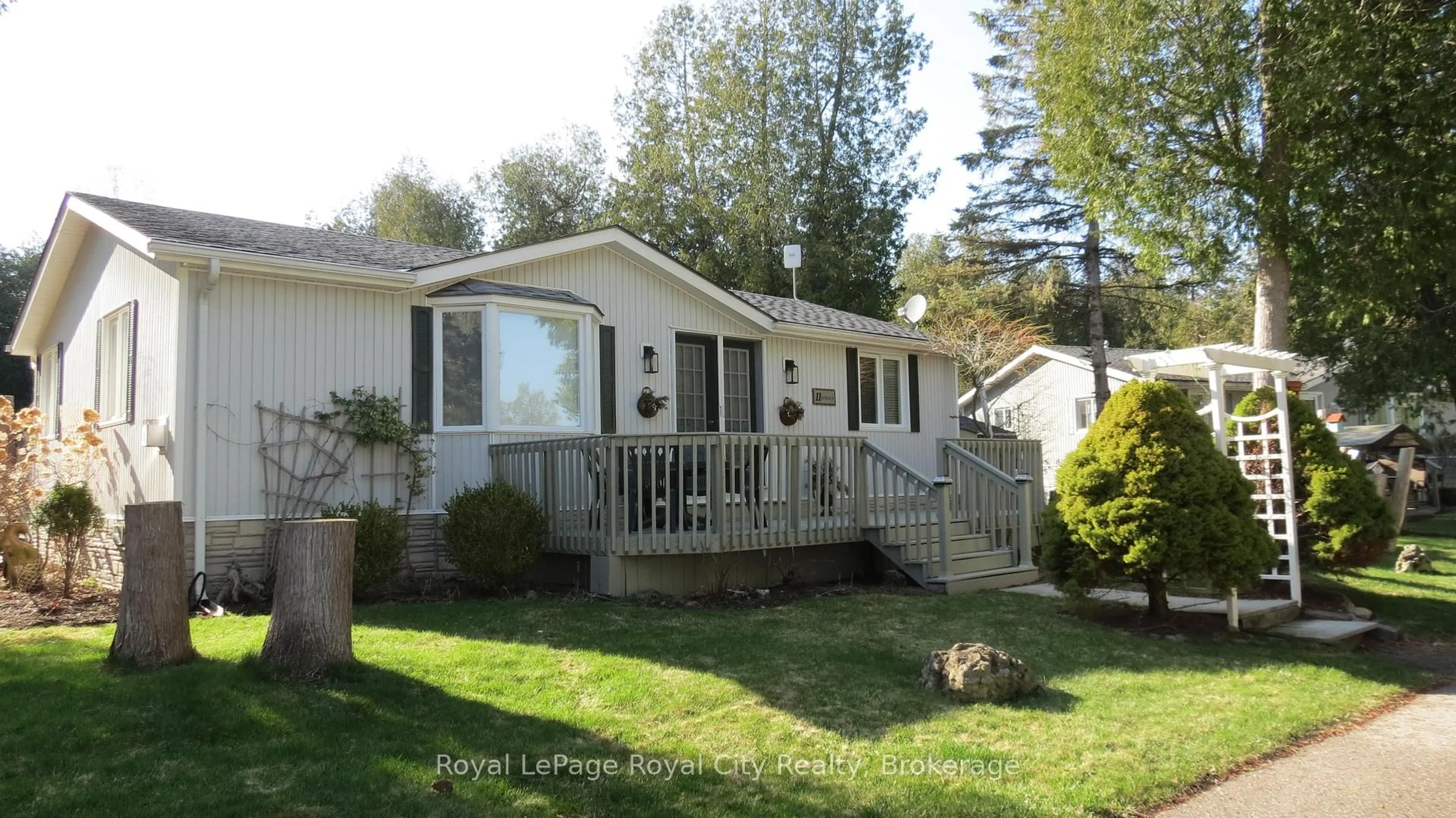 Home with vinyl exterior material, street for 11 Spruce Ave, Puslinch Ontario N1H 6H9