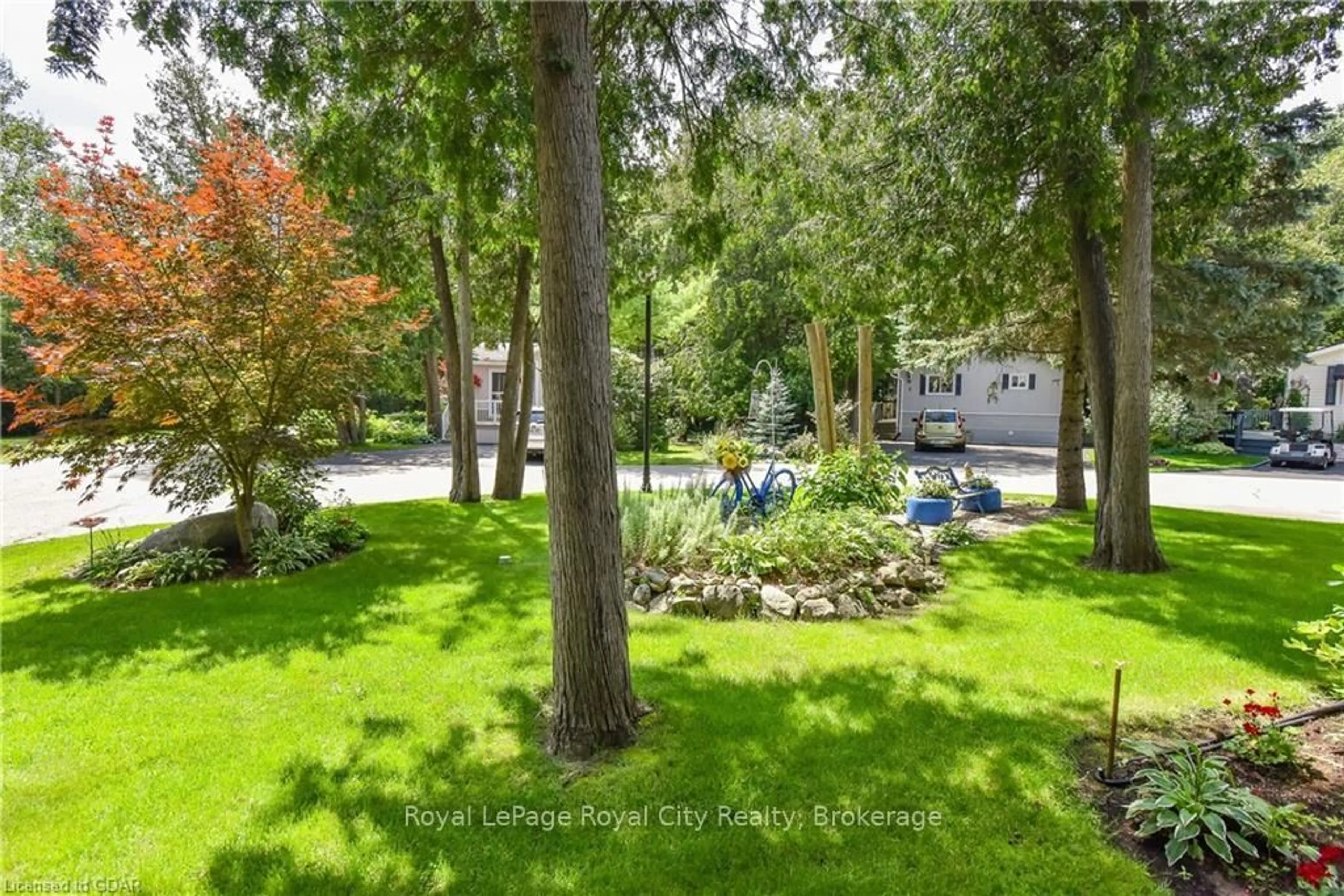 Patio, forest/trees view for 11 Spruce Ave, Puslinch Ontario N1H 6H9
