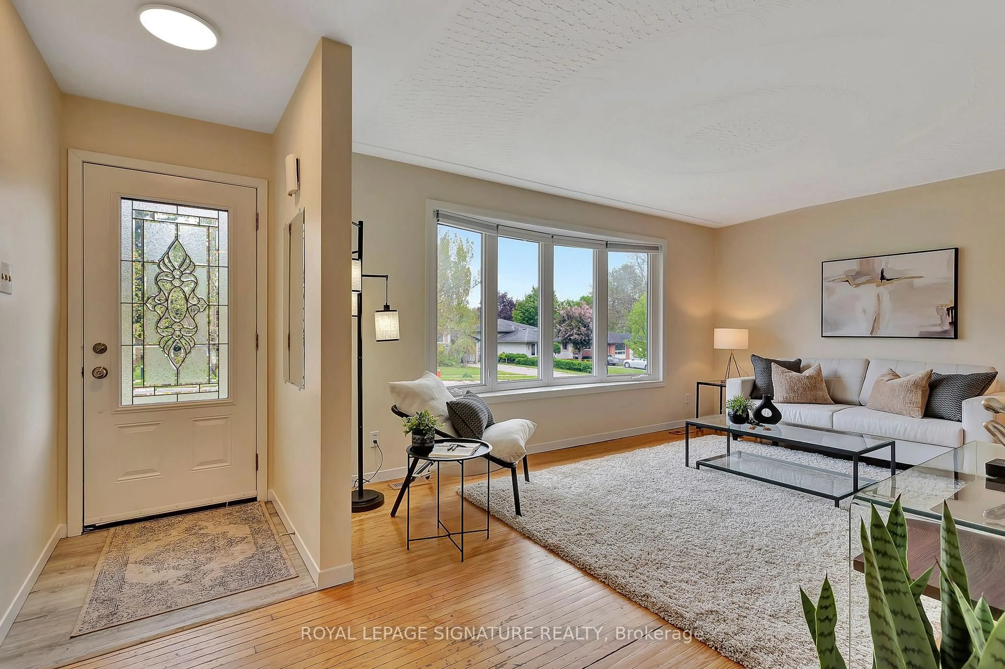 Indoor entryway for 186 Cedarbrae Ave, Waterloo Ontario N2L 4S5