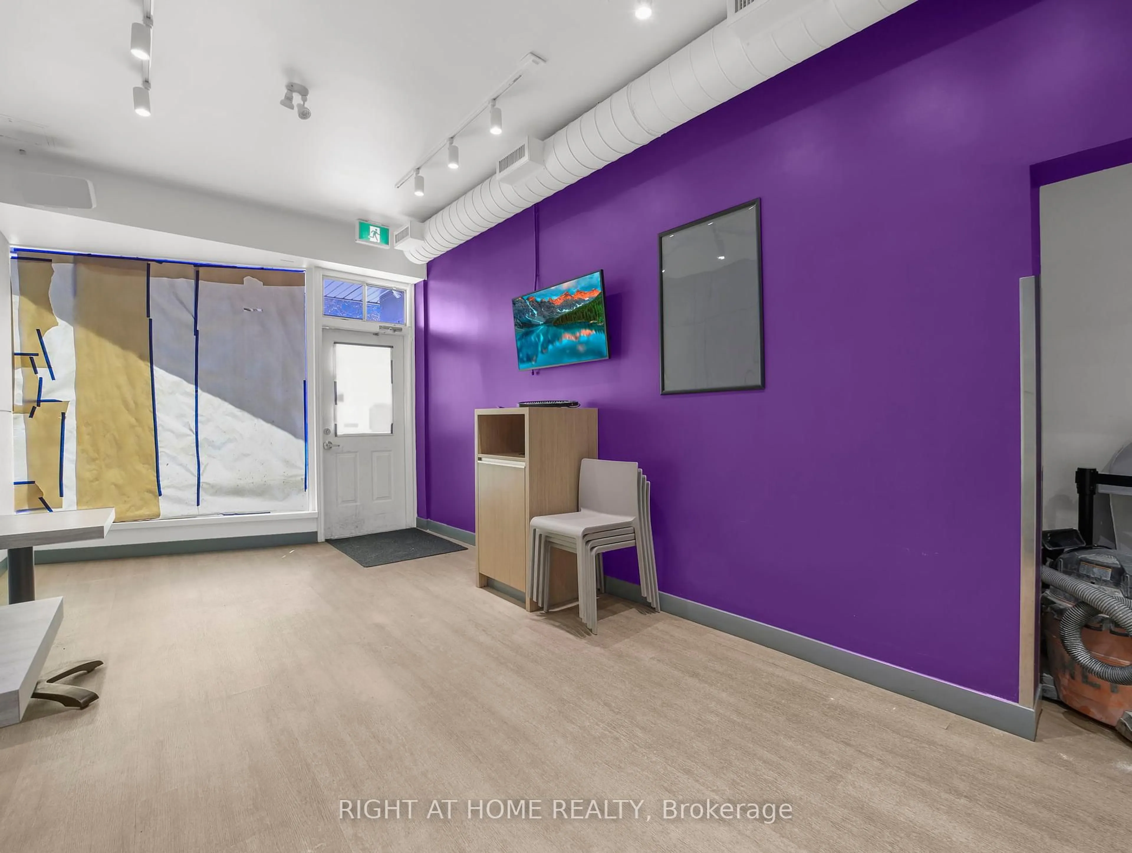 Indoor foyer for 84 - 86 John St, Hamilton Ontario L8N 2C1