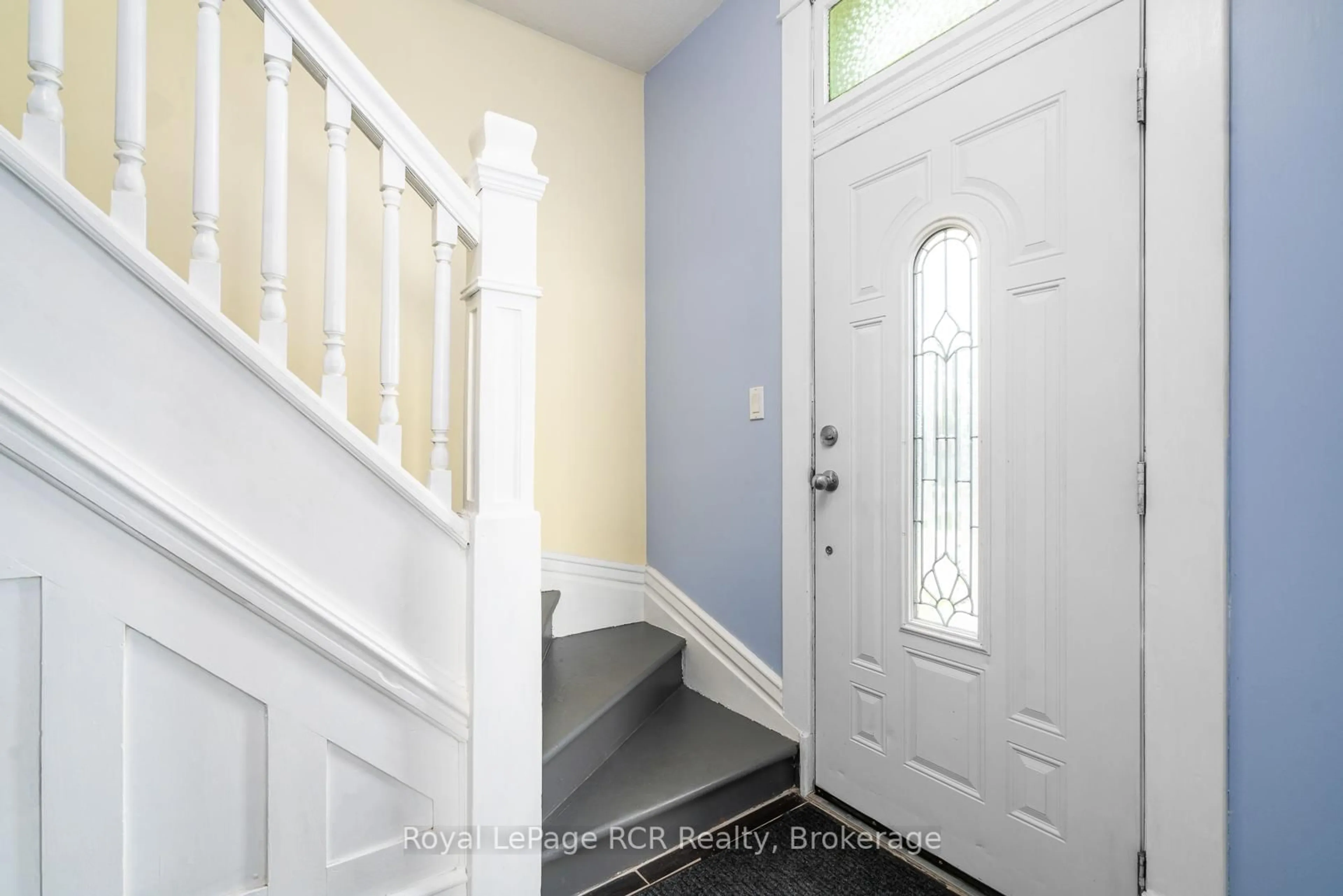 Indoor entryway for 463 12th St, Hanover Ontario N4N 1W1